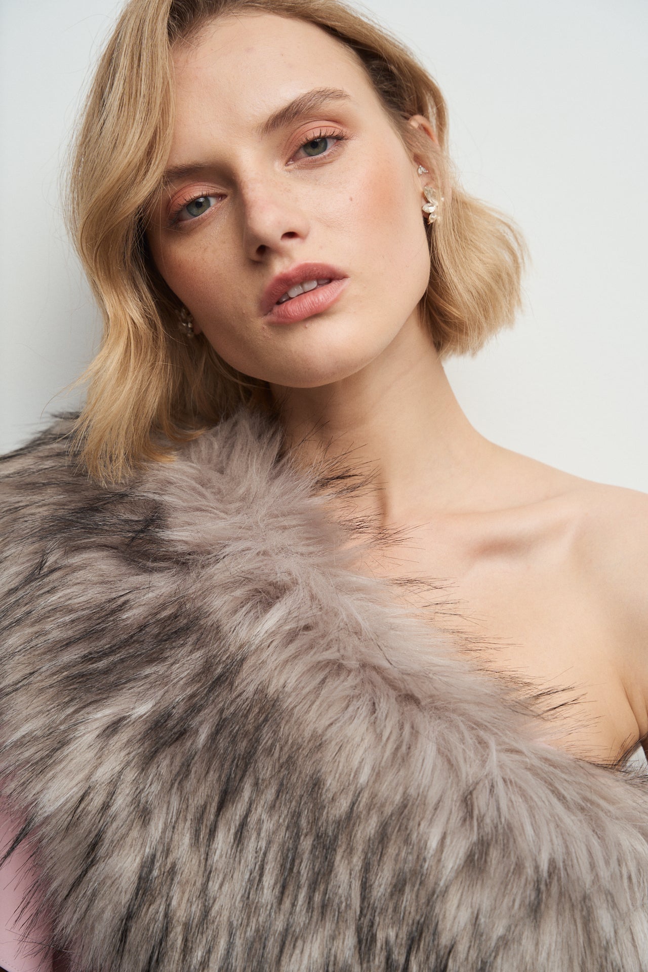 Estola Leah Gris · Lady B ·