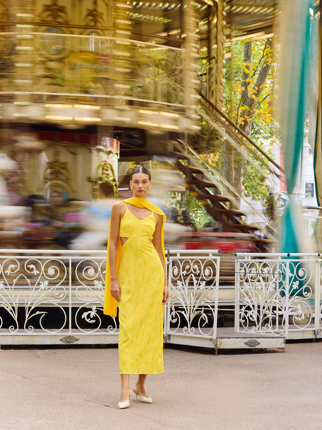 SOLAR YELLOW - Vestido cut out en la cintura de JCQRD amarillo