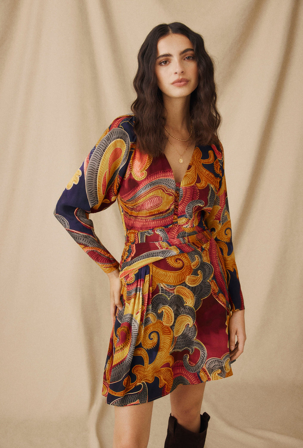 FLAVIE | Vestido Corto con Estampado Paisley Dorado