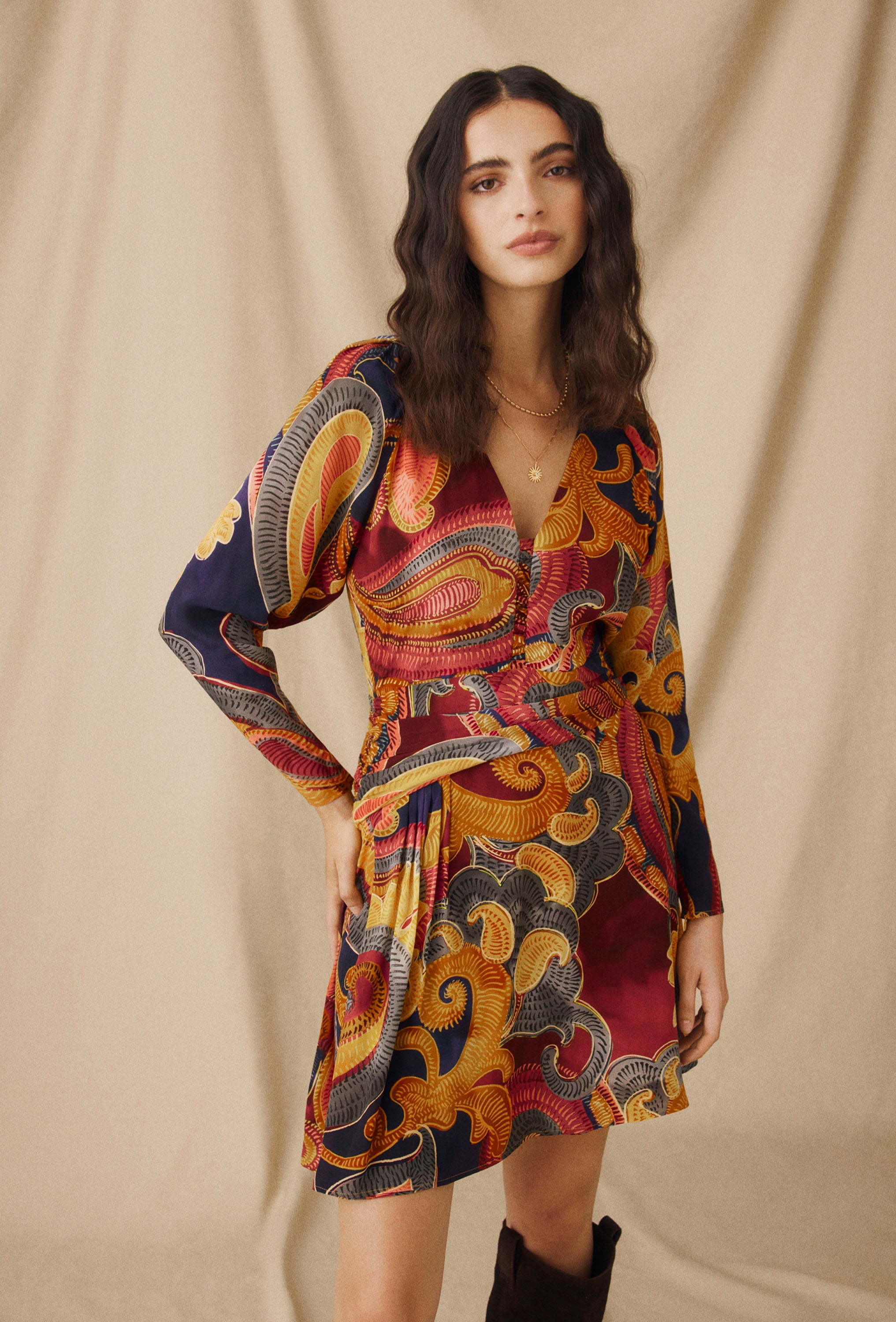 FLAVIE | Vestido Corto con Estampado Paisley Dorado