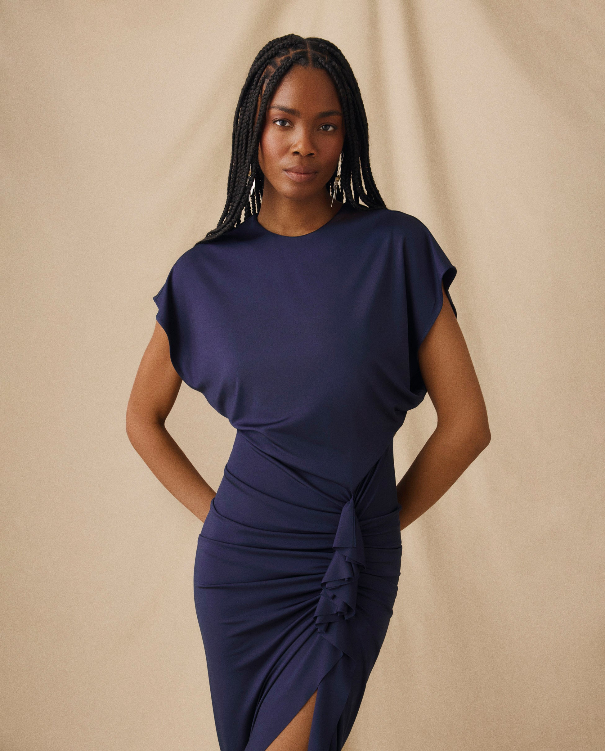 MICHAELA | Vestido Midi Drapeado en Azul Marino