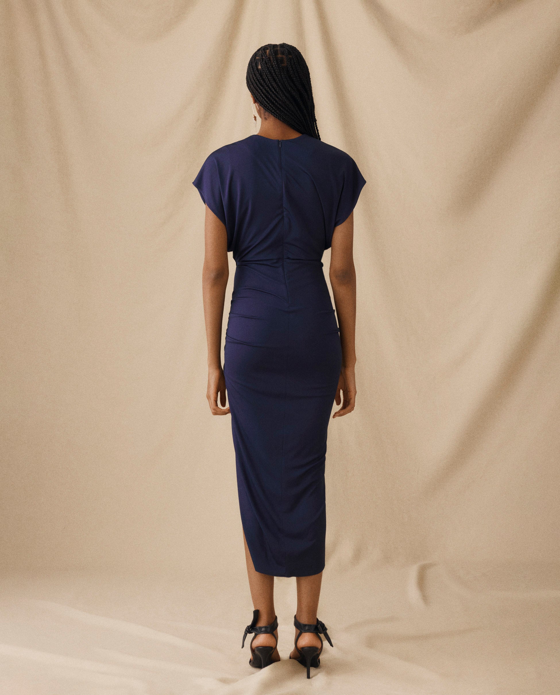 MICHAELA | Vestido Midi Drapeado en Azul Marino
