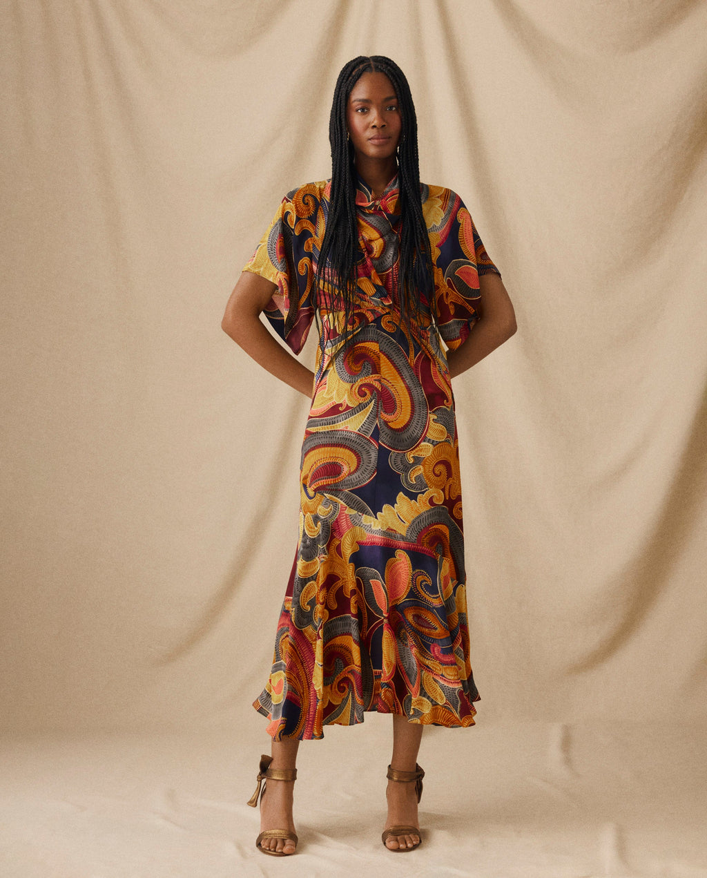 FLAVIANA | Vestido Corto con Estampado Paisley Dorado