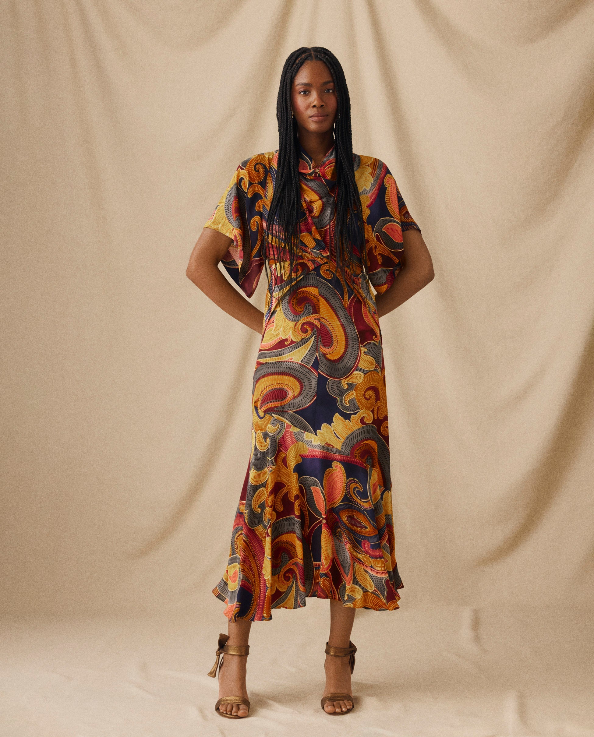 FLAVIANA | Vestido Corto con Estampado Paisley Dorado