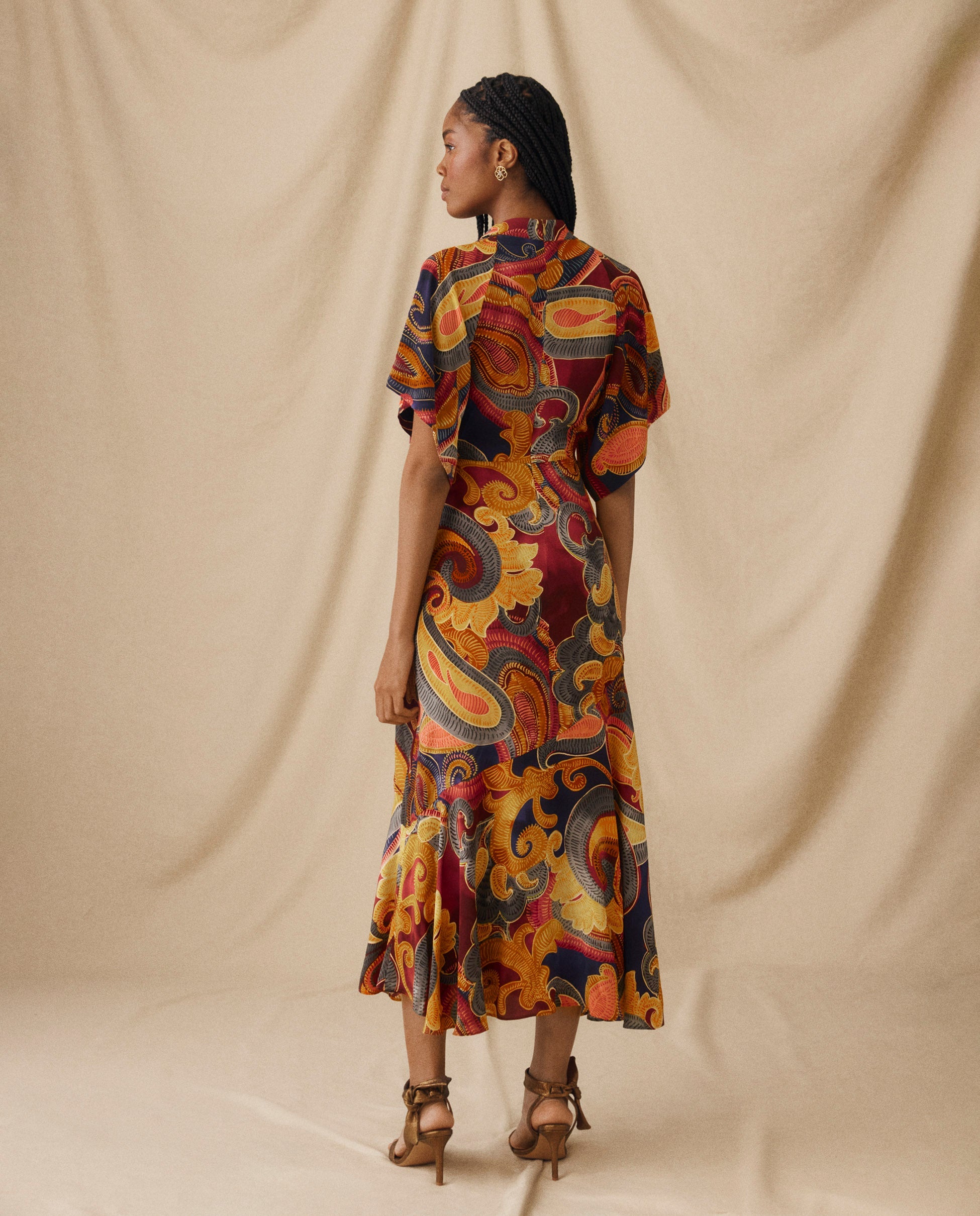 FLAVIANA | Vestido Corto con Estampado Paisley Dorado