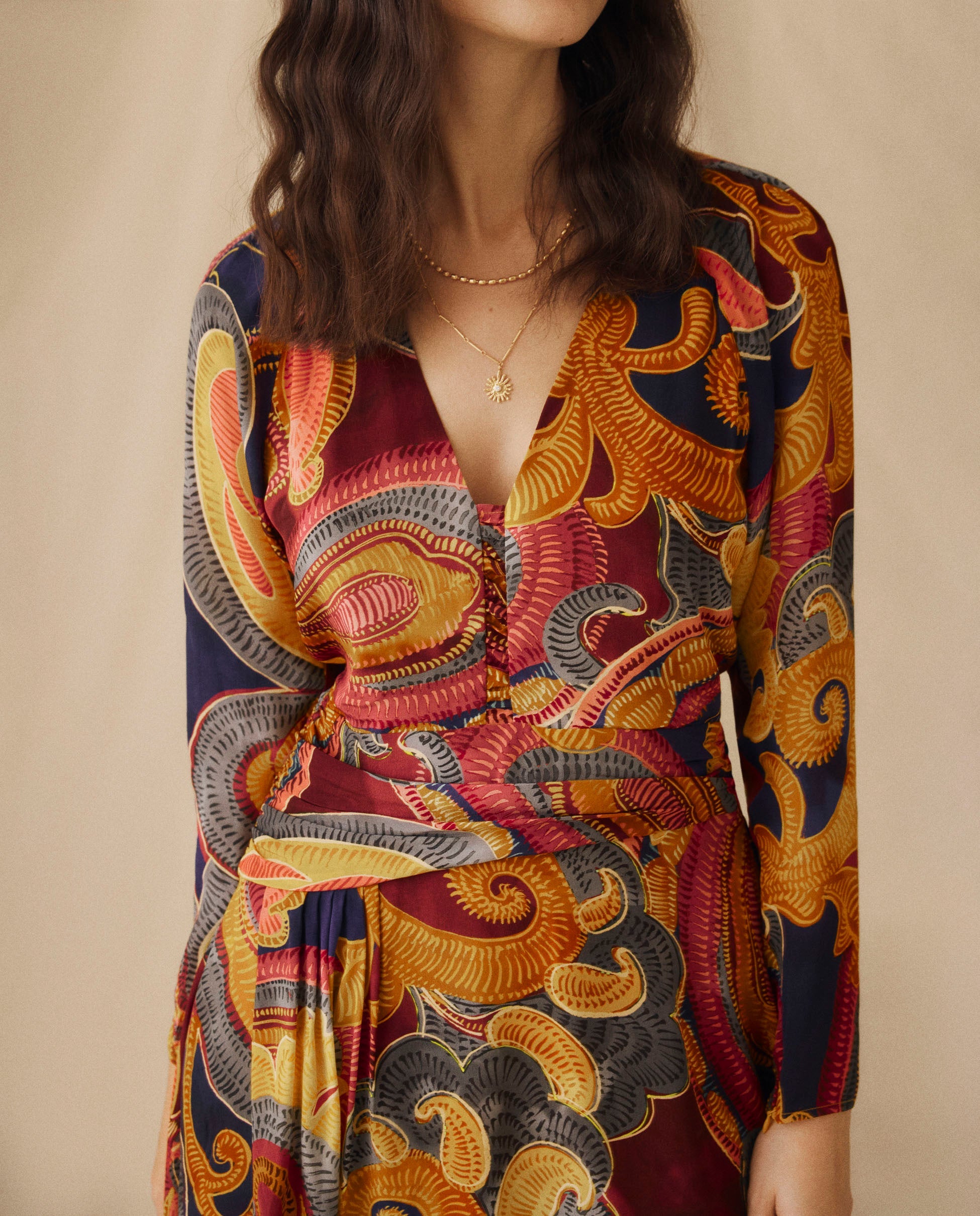FLAVIE | Vestido Corto con Estampado Paisley Dorado