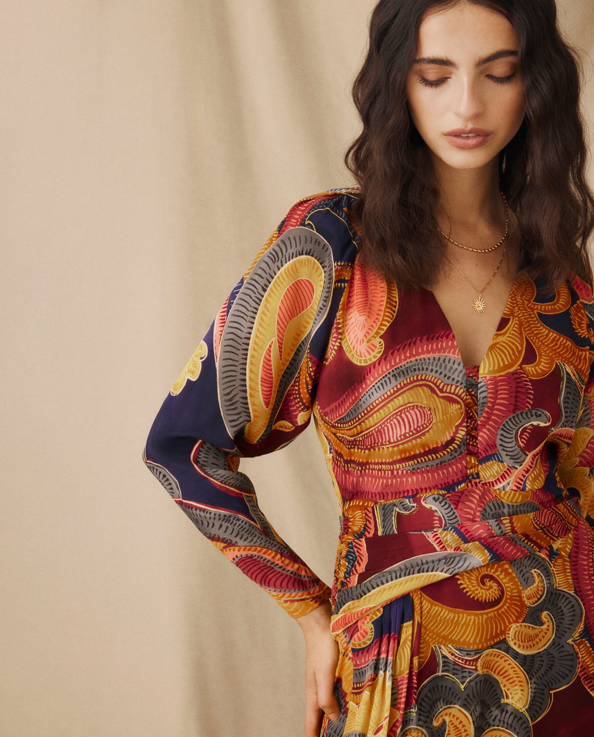 FLAVIE | Vestido Corto con Estampado Paisley Dorado