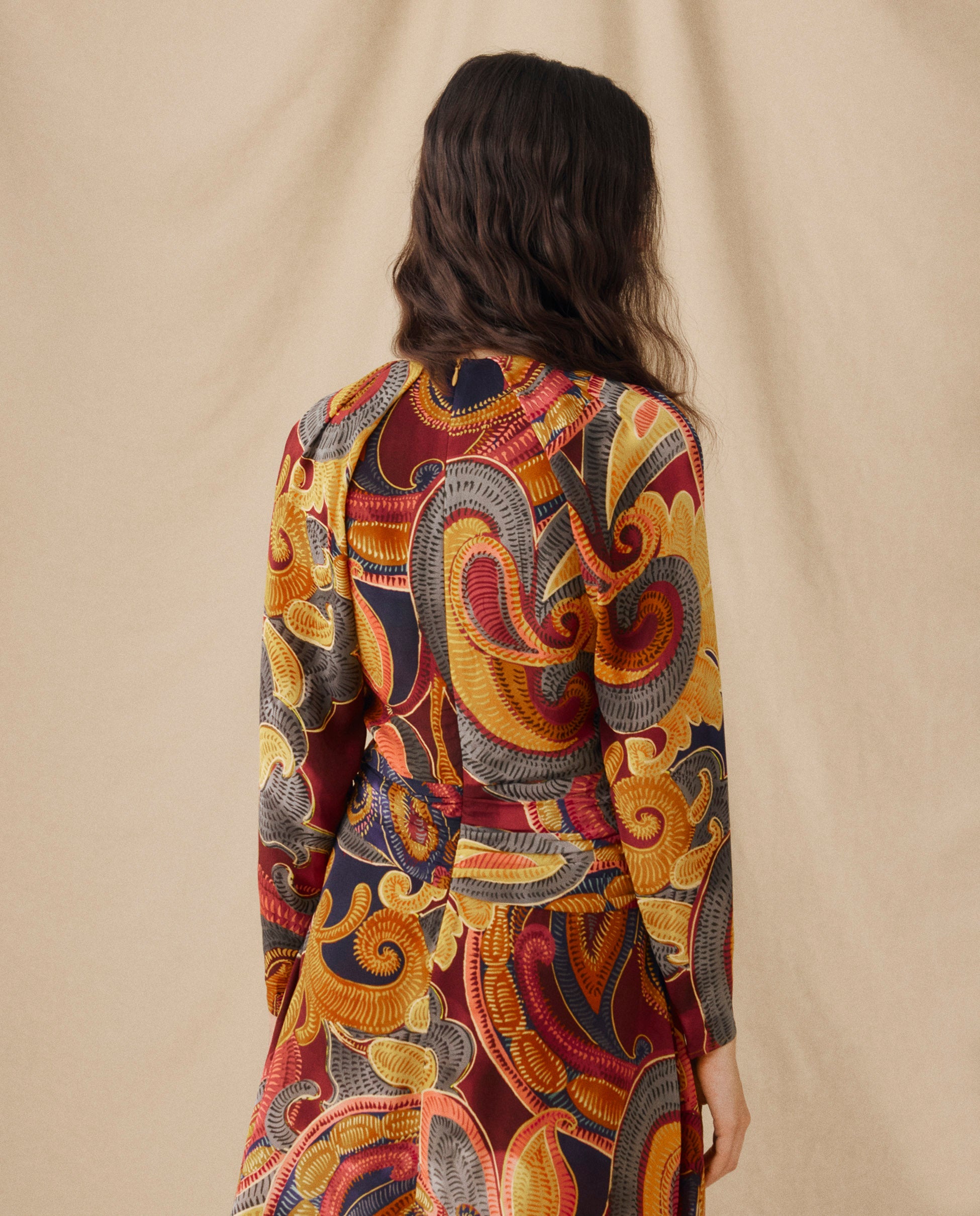 FLAVIE | Vestido Corto con Estampado Paisley Dorado