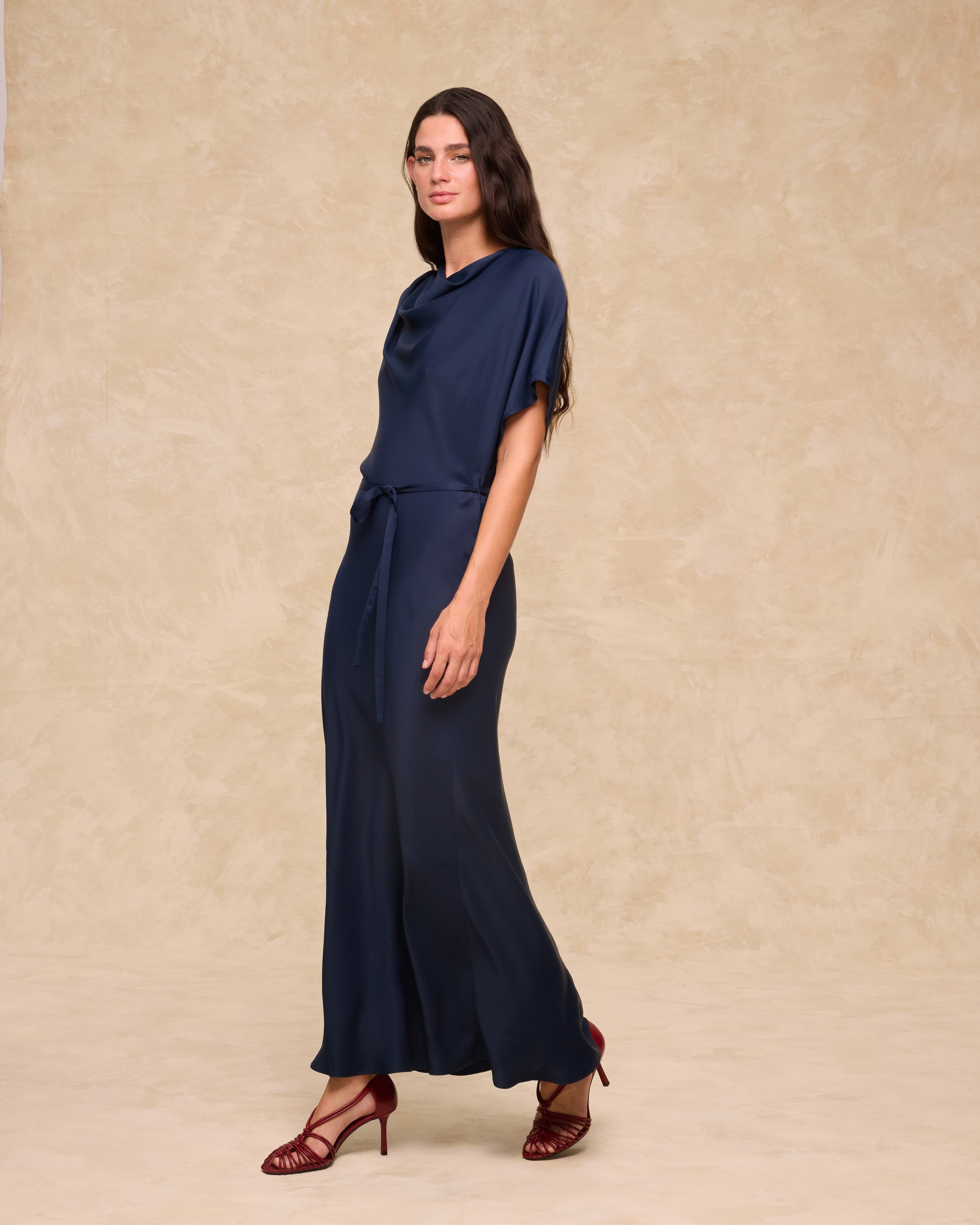 CAPRI | Vestido Largo de Satén Azul Marino Intenso
