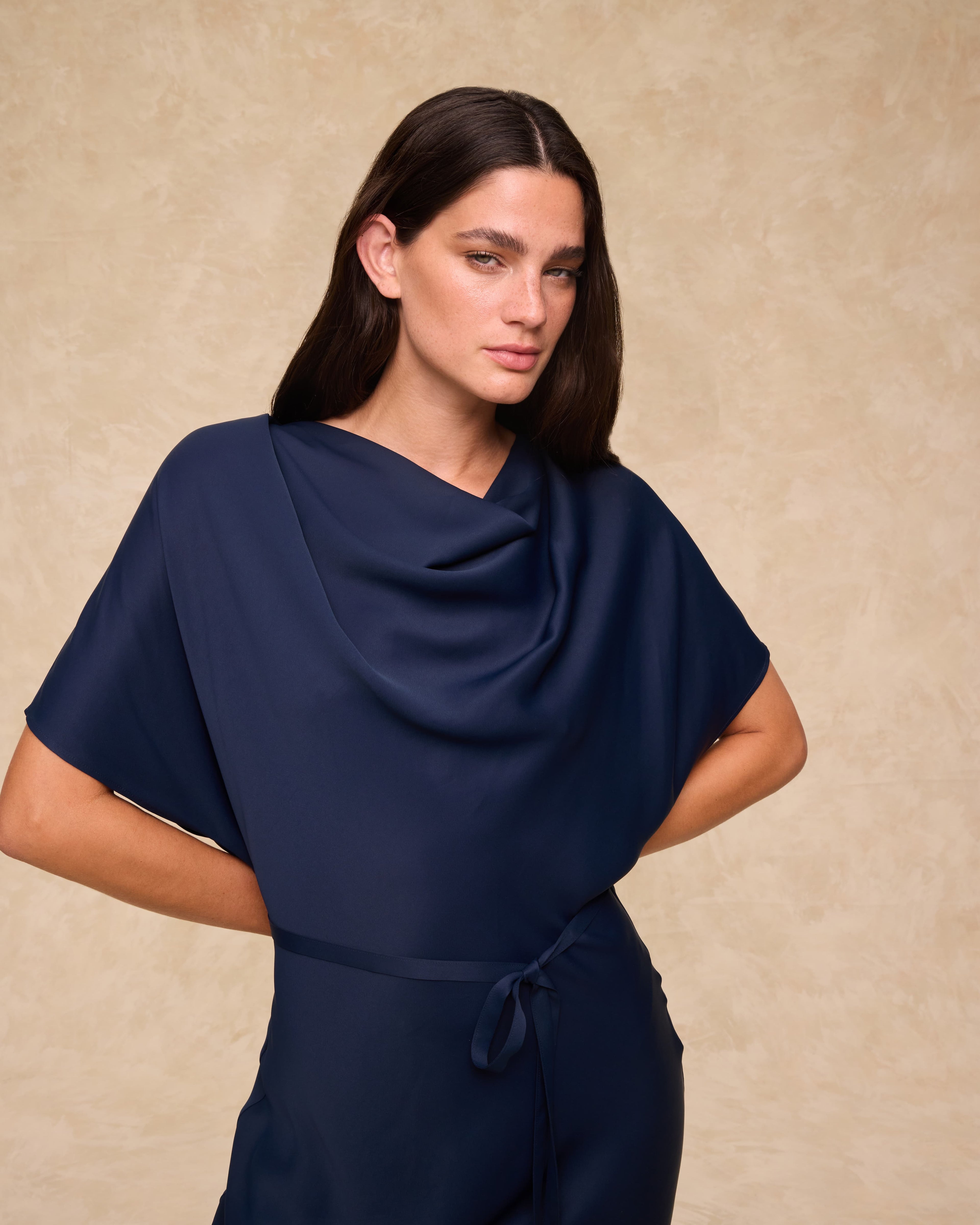CAPRI | Vestido Largo de Satén Azul Marino Intenso