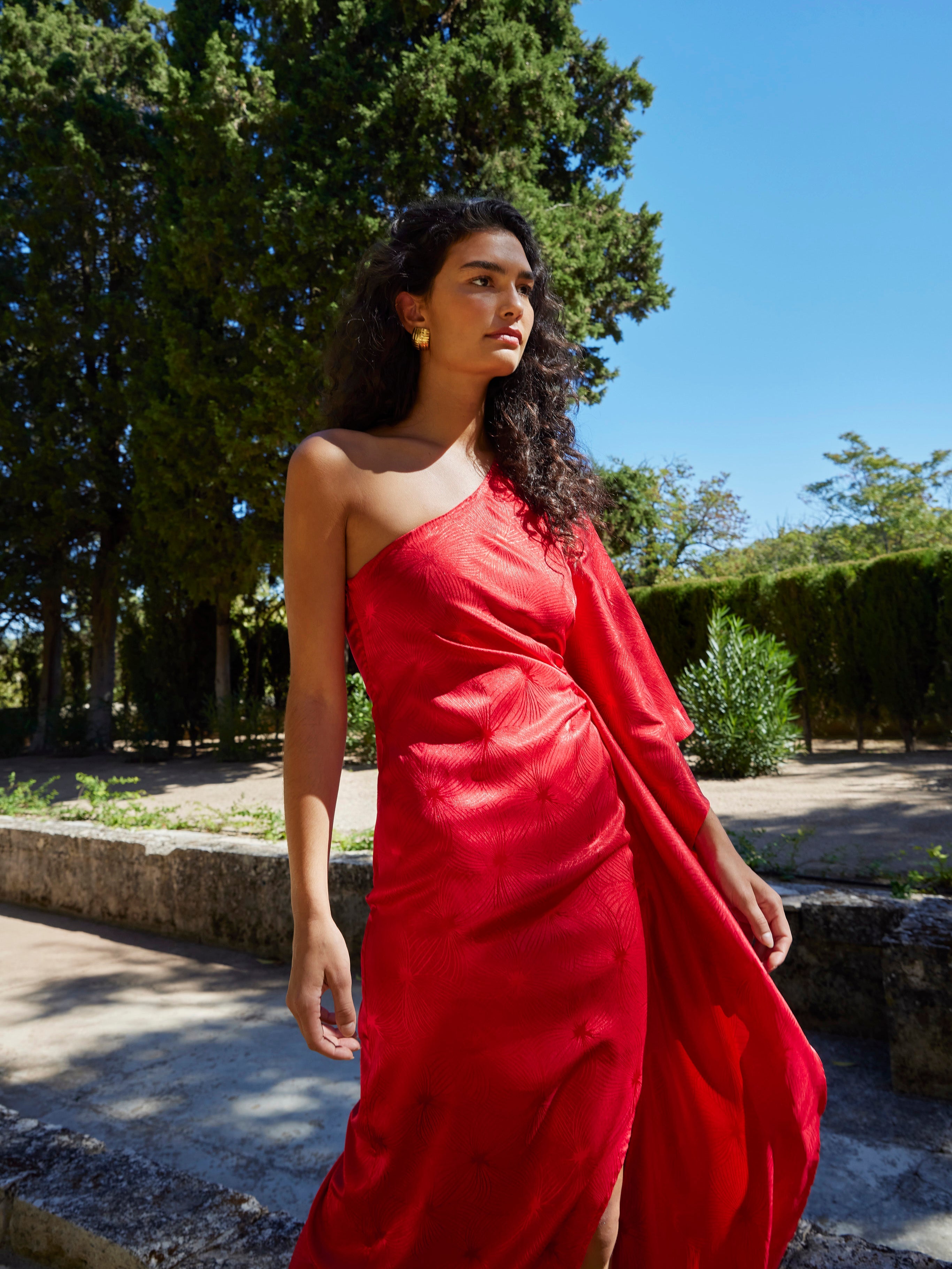 SANREMO RED - Vestido asimétrico manga capa JCQRD rojo