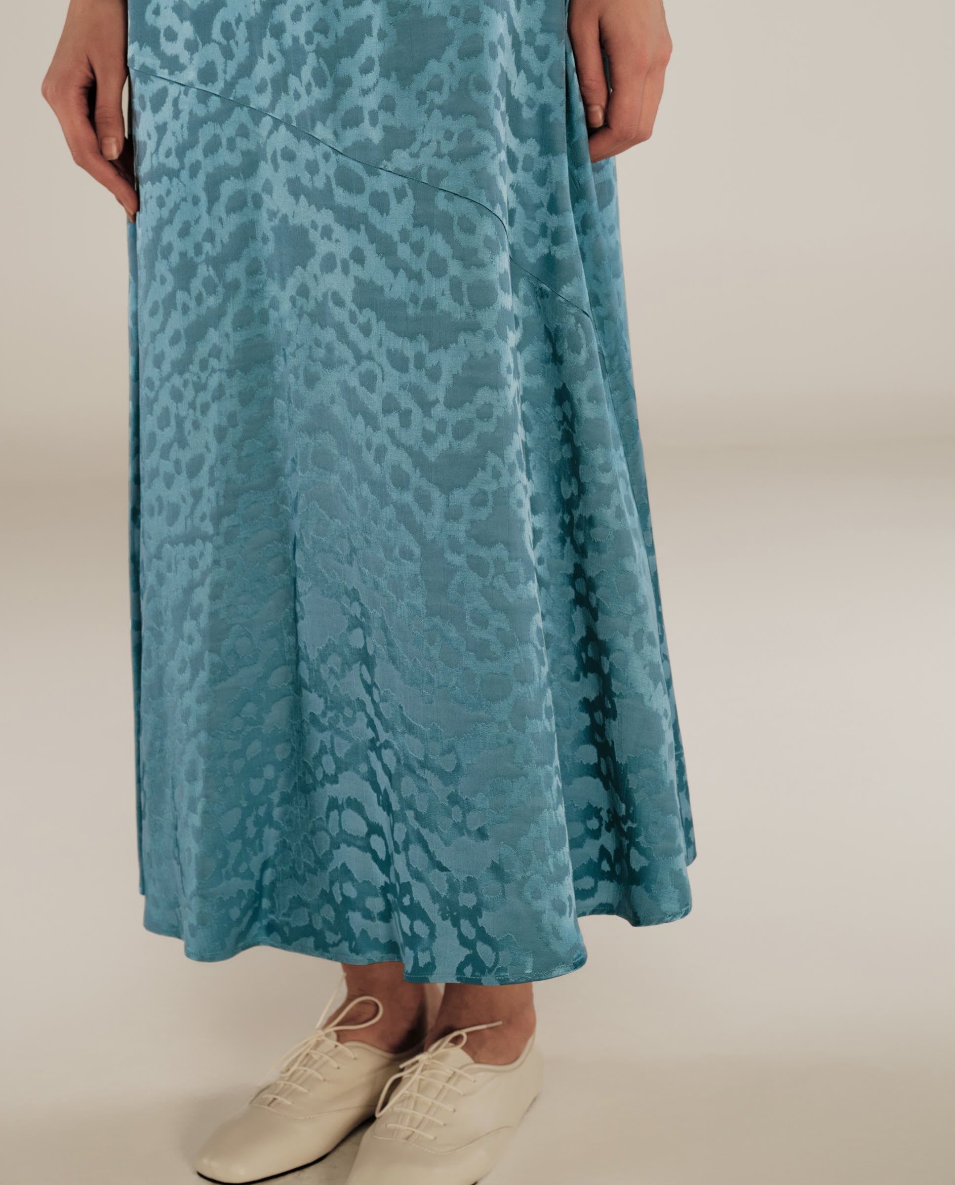 BHAKTI | Vestido Midi de Jacquard con Estampado de Leopardo en Azul Turquesa