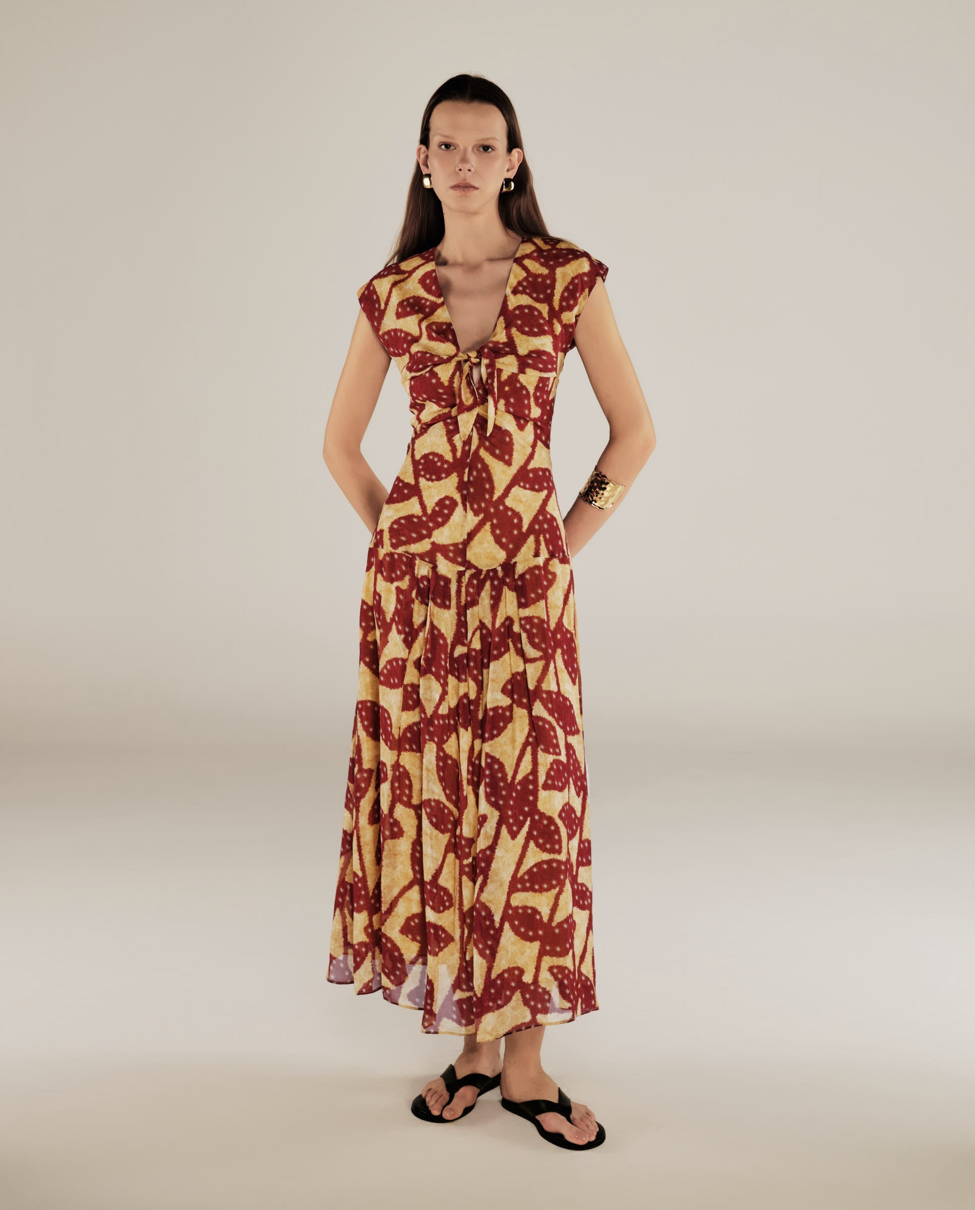 MILLIE | Vestido Midi de Crepé con Volantes en Burdeos y Dorado
