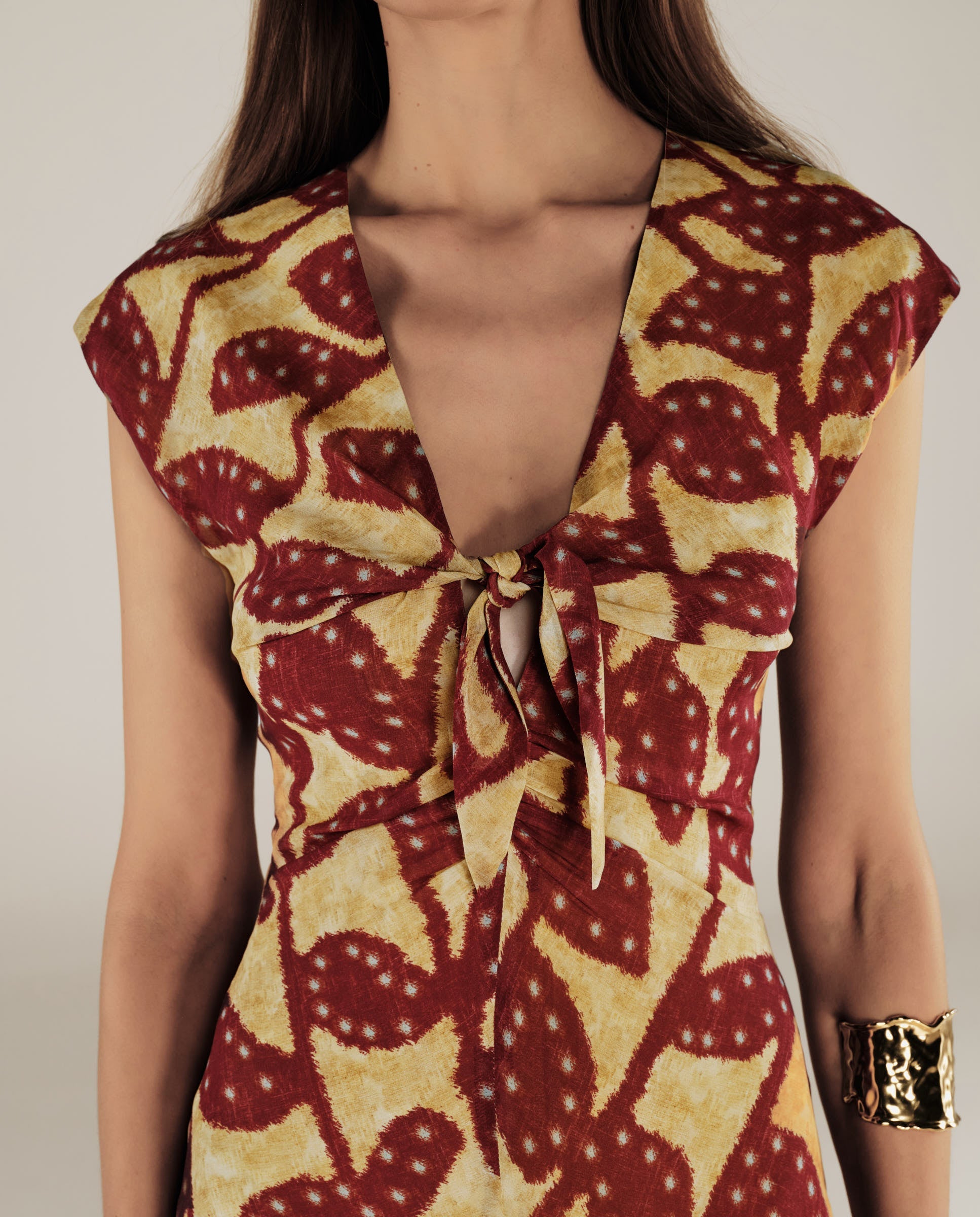 MILLIE | Vestido Midi de Crepé con Volantes en Burdeos y Dorado