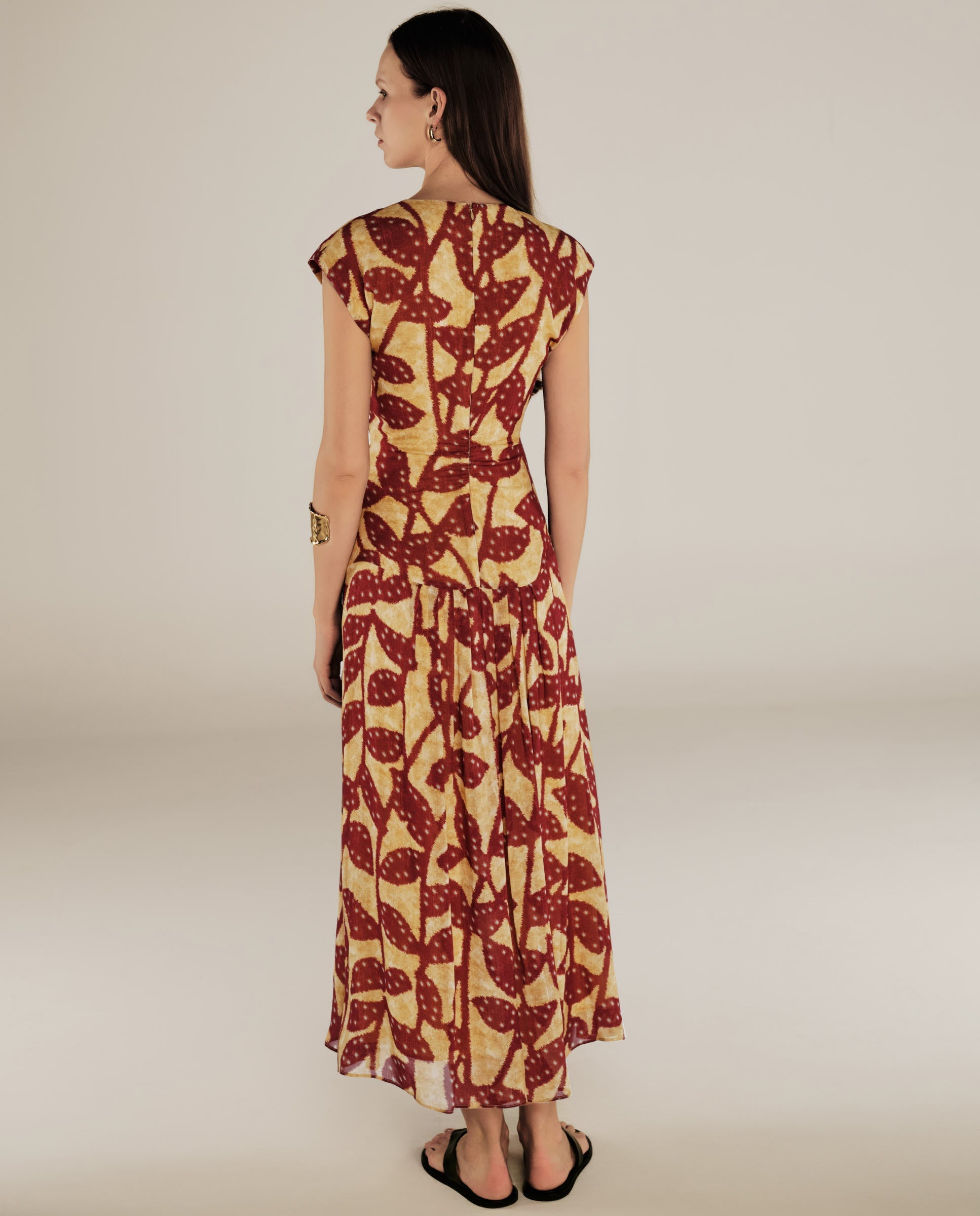 MILLIE | Vestido Midi de Crepé con Volantes en Burdeos y Dorado