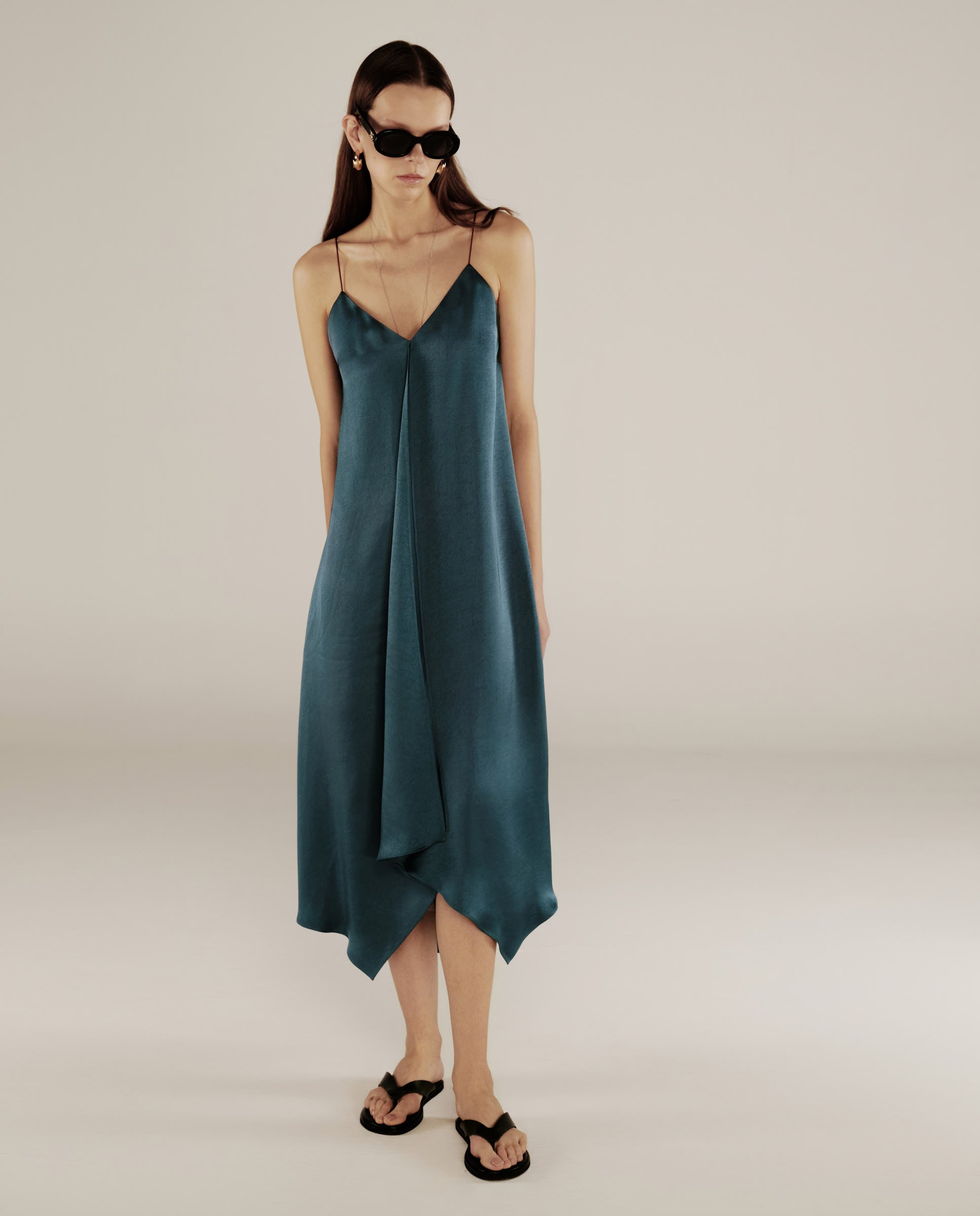 ELSIE | Vestido Midi de Satén Verde Pavo Real con Tirantes