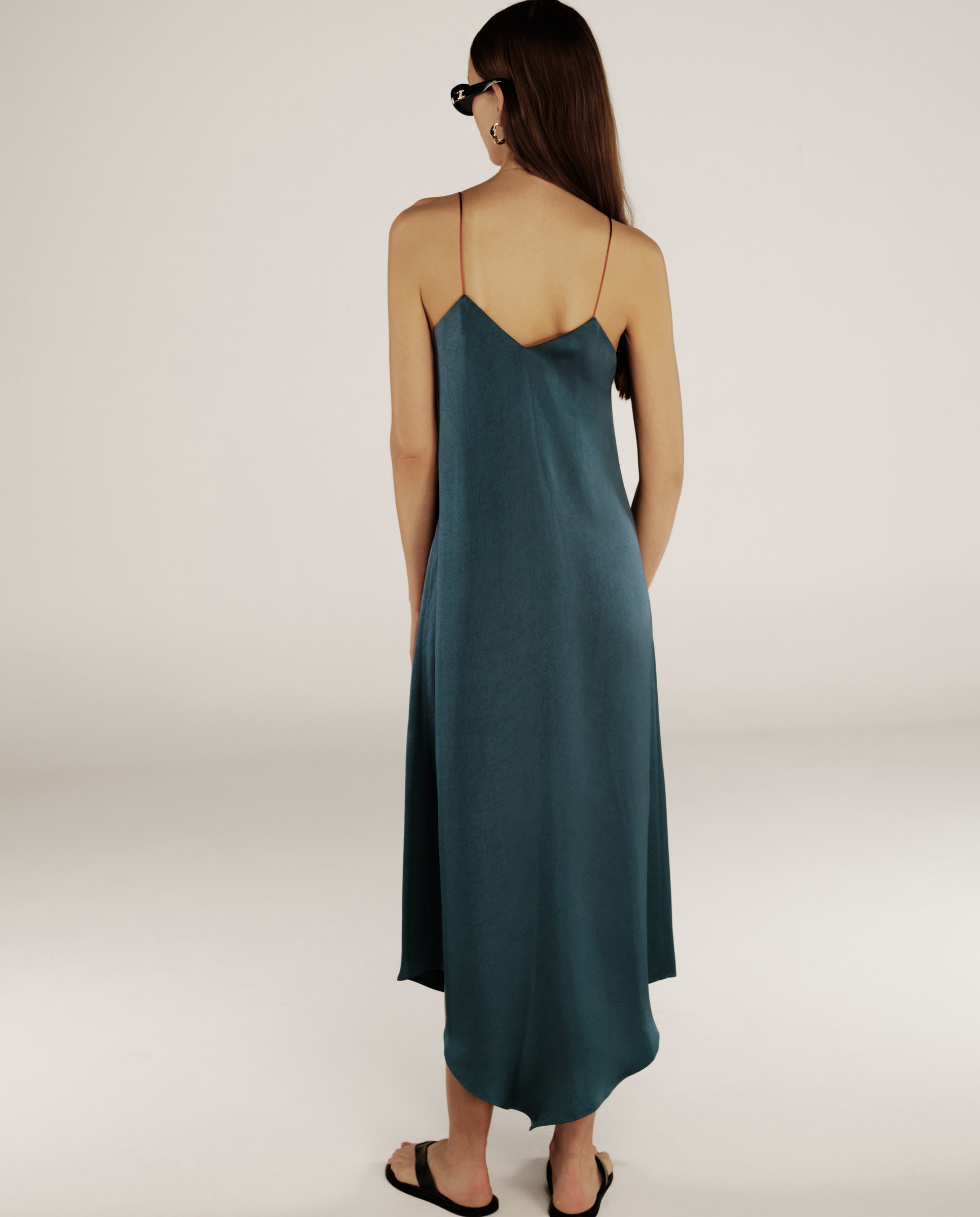 ELSIE | Vestido Midi de Satén Verde Pavo Real con Tirantes