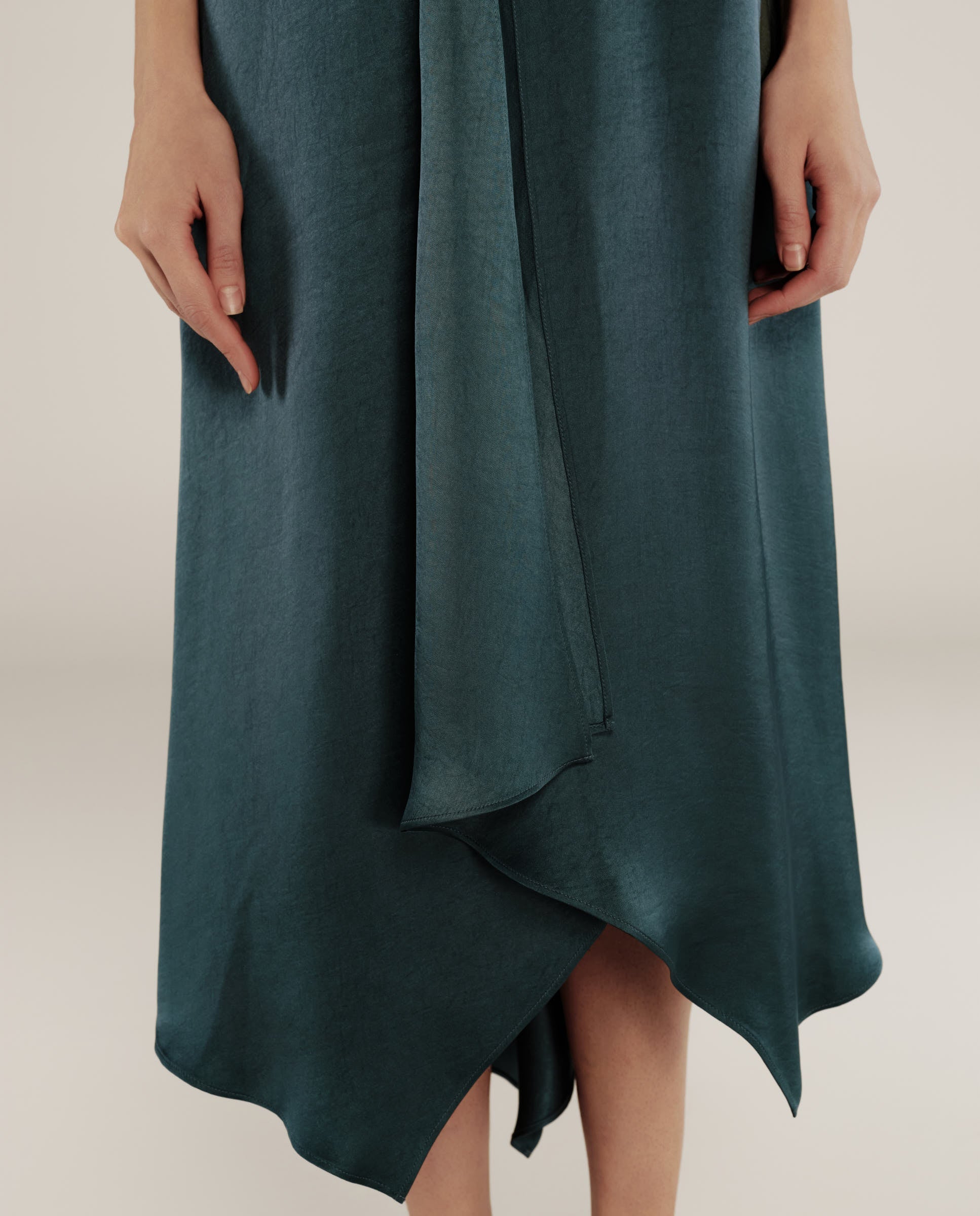 ELSIE | Vestido Midi de Satén Verde Pavo Real con Tirantes