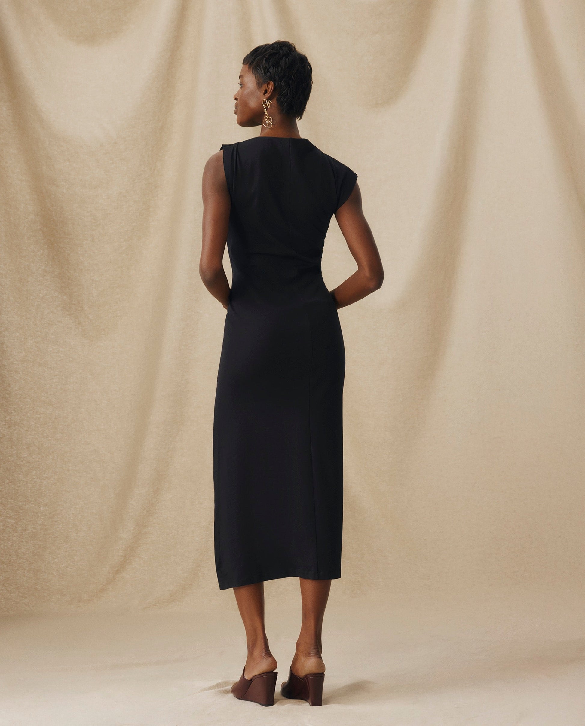 ALLIE | Vestido Midi Ajustado de Algodón Negro con Fruncido