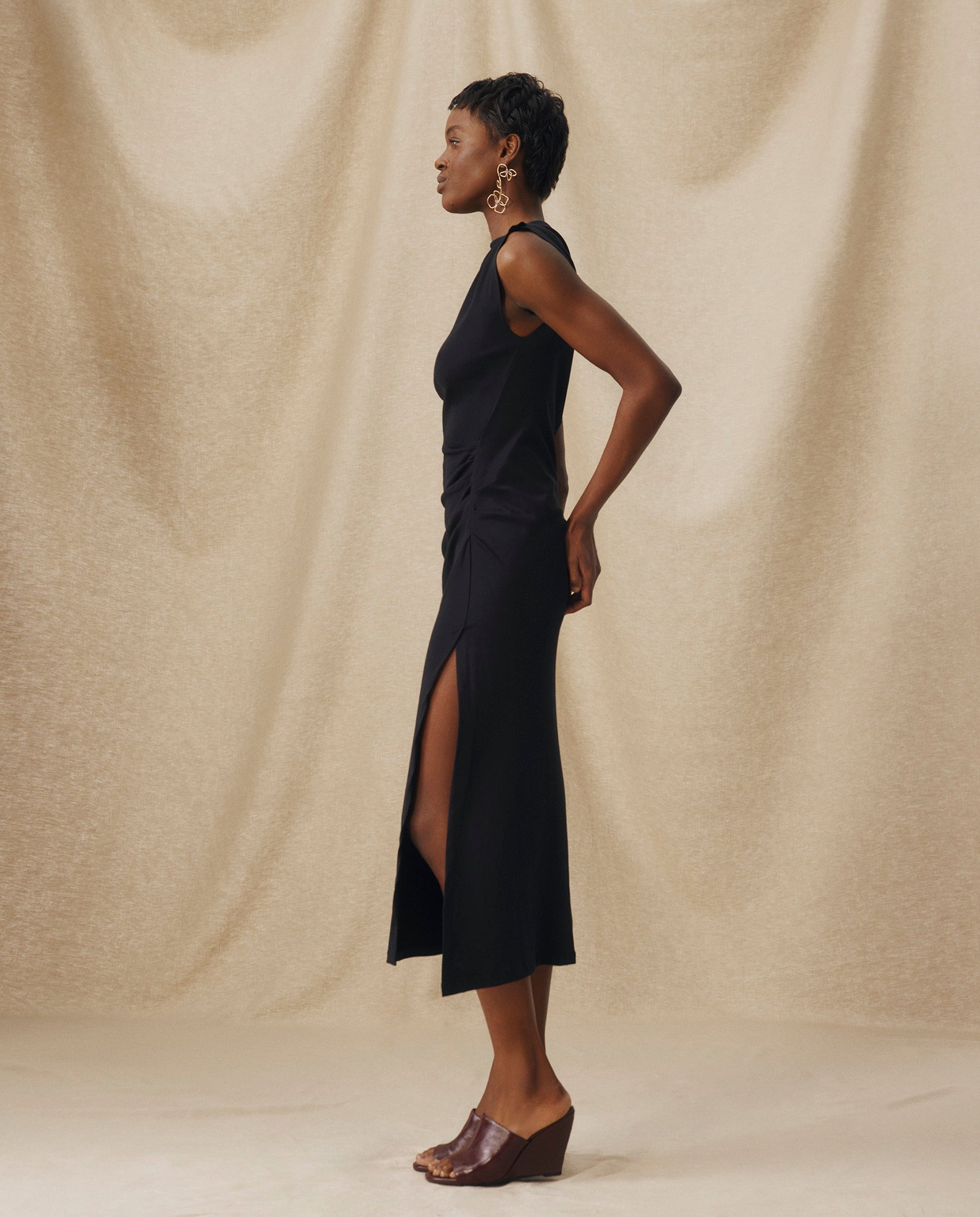 ALLIE | Vestido Midi Ajustado de Algodón Negro con Fruncido