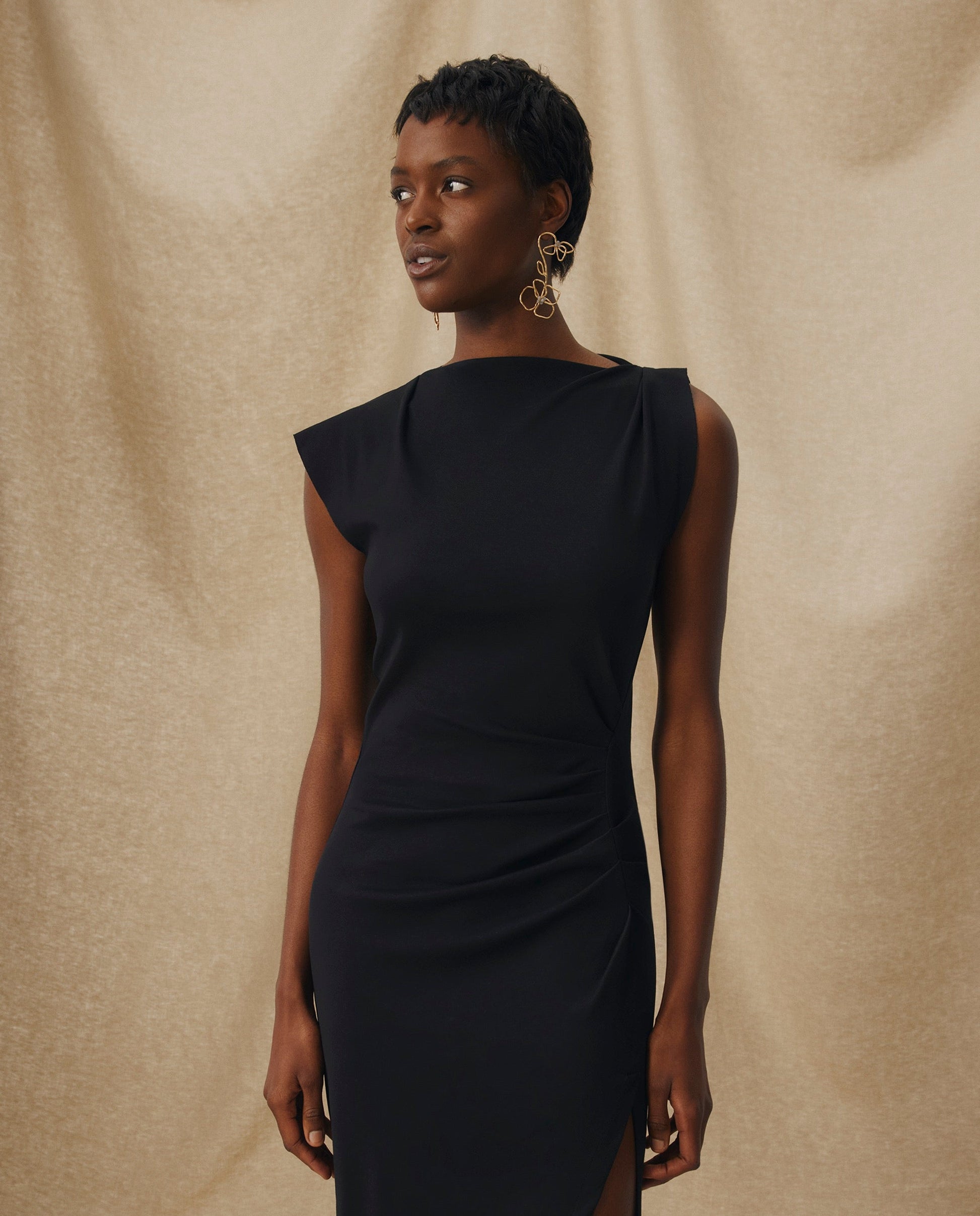ALLIE | Vestido Midi Ajustado de Algodón Negro con Fruncido