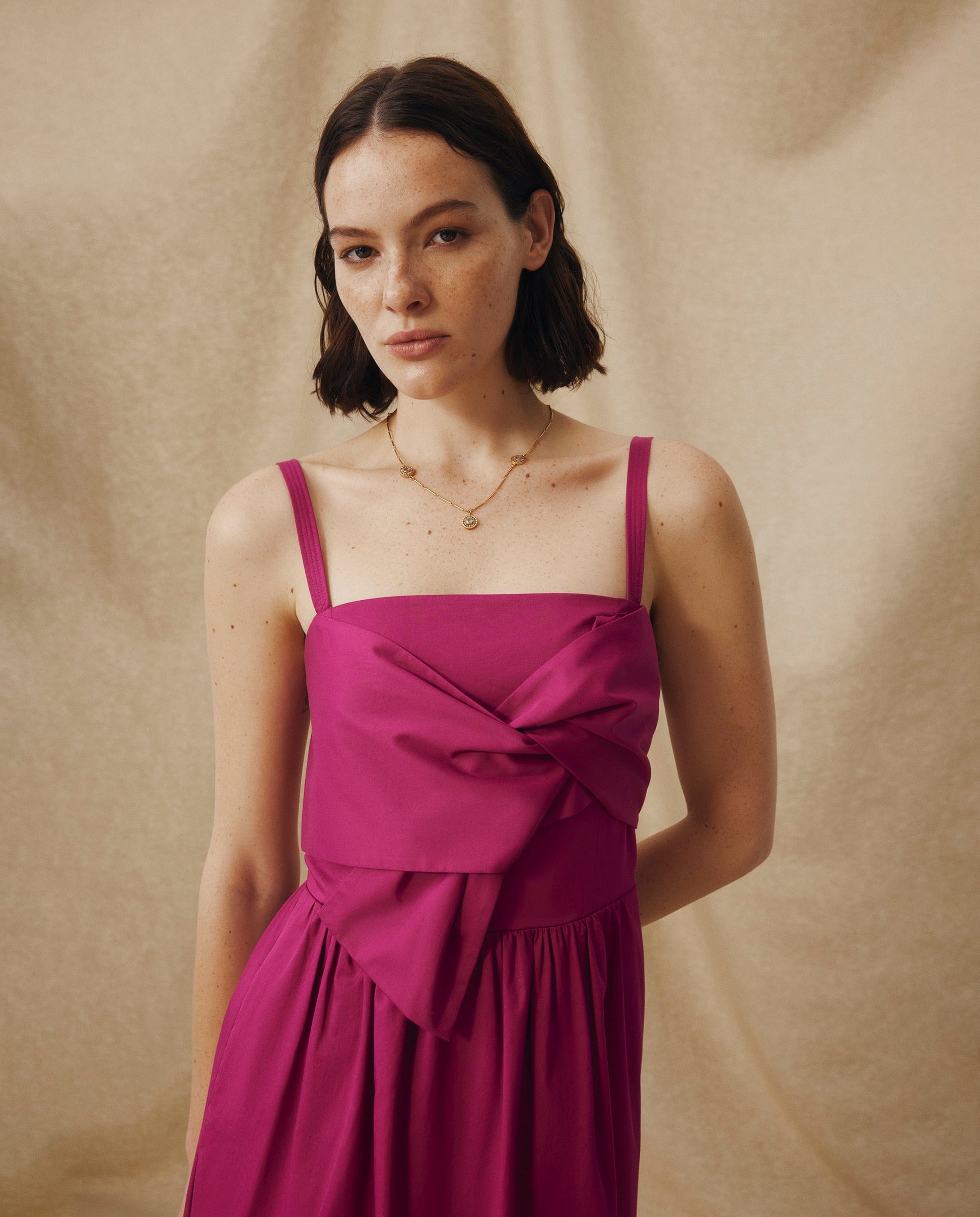 LUCILA | Vestido Midi de Algodón color Rosa Fucsia con Lazada Frontal
