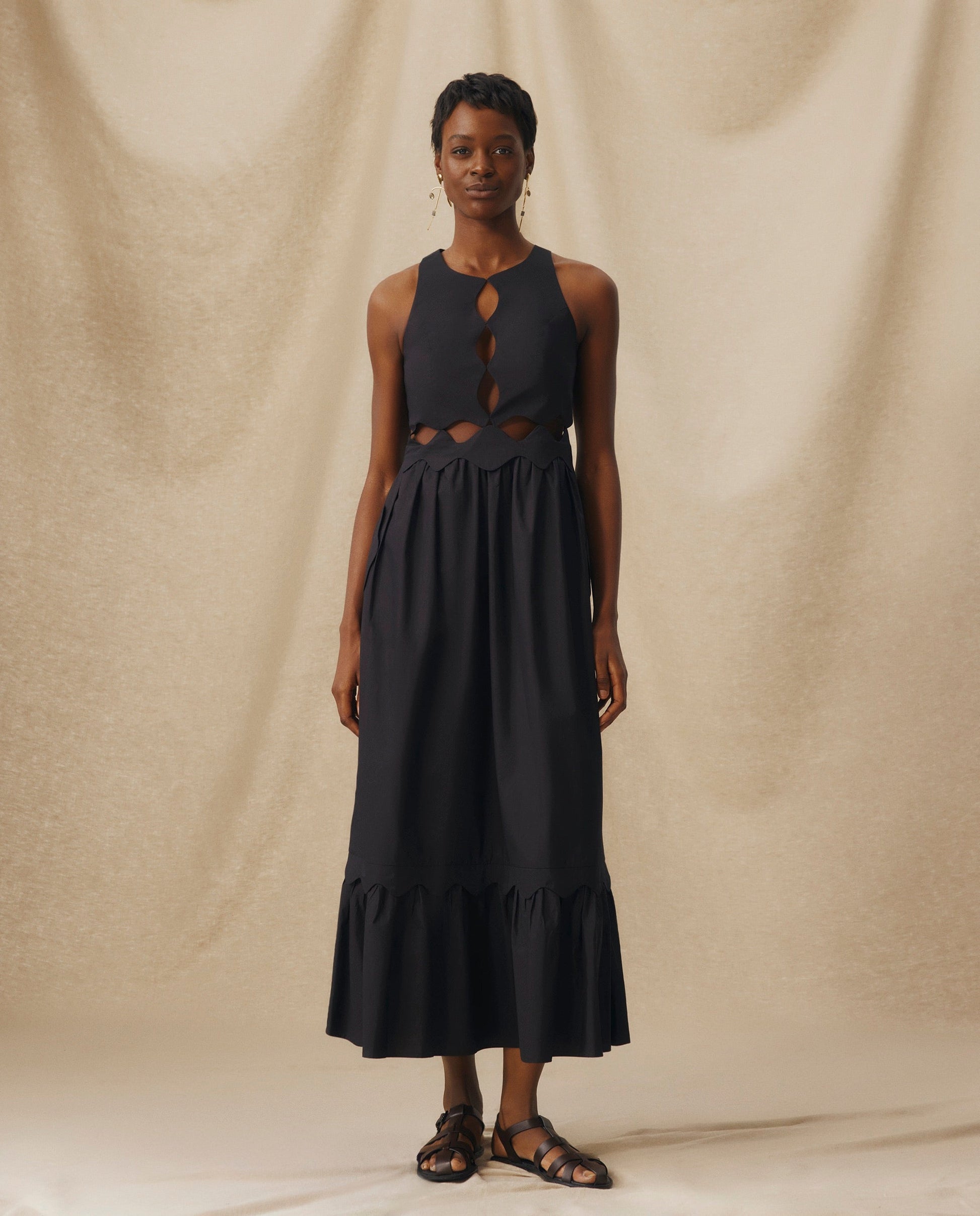 ANUSHA | Vestido Midi de Algodón Negro con Cut-Out y Acabado Festoneado