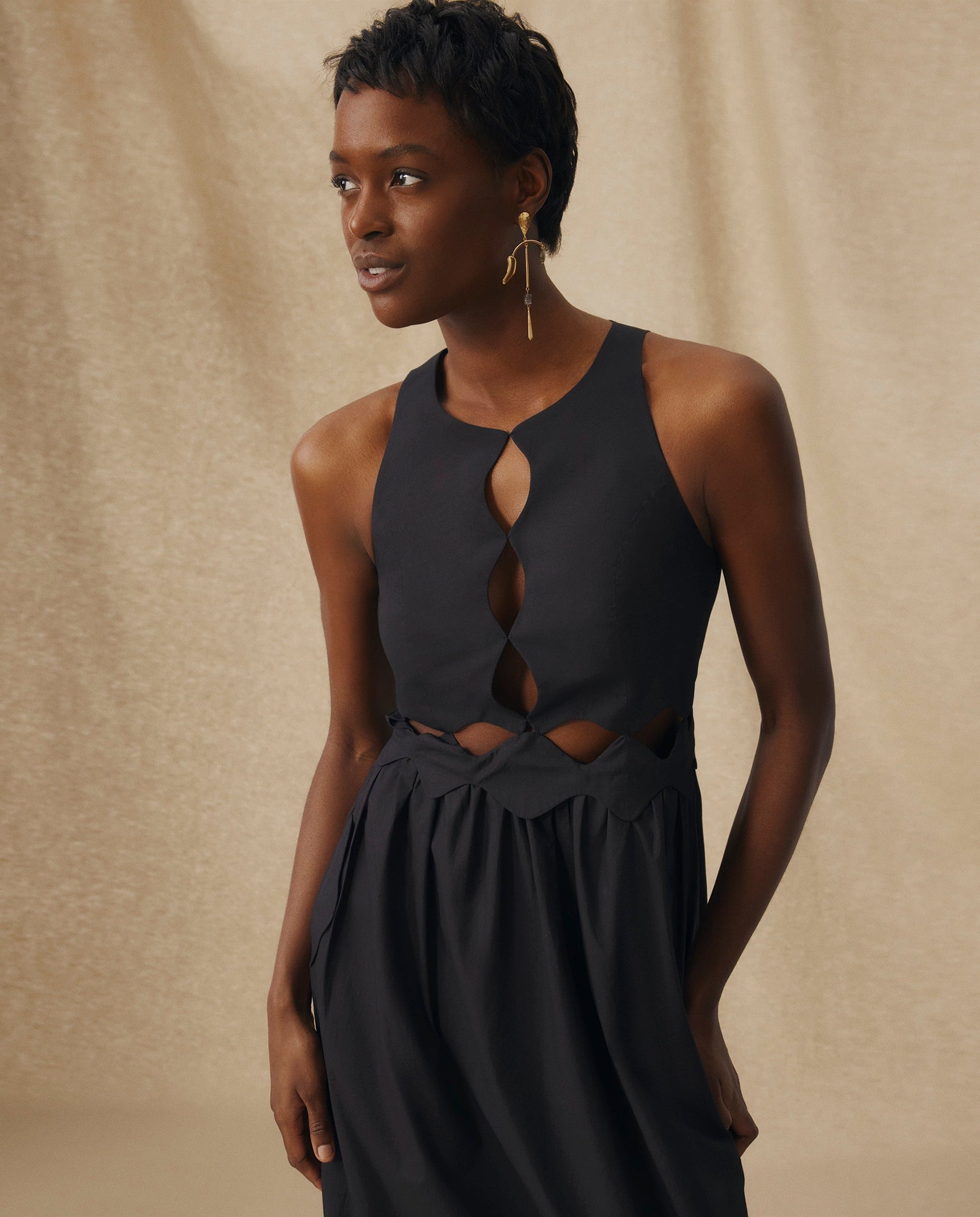ANUSHA | Vestido Midi de Algodón Negro con Cut-Out y Acabado Festoneado