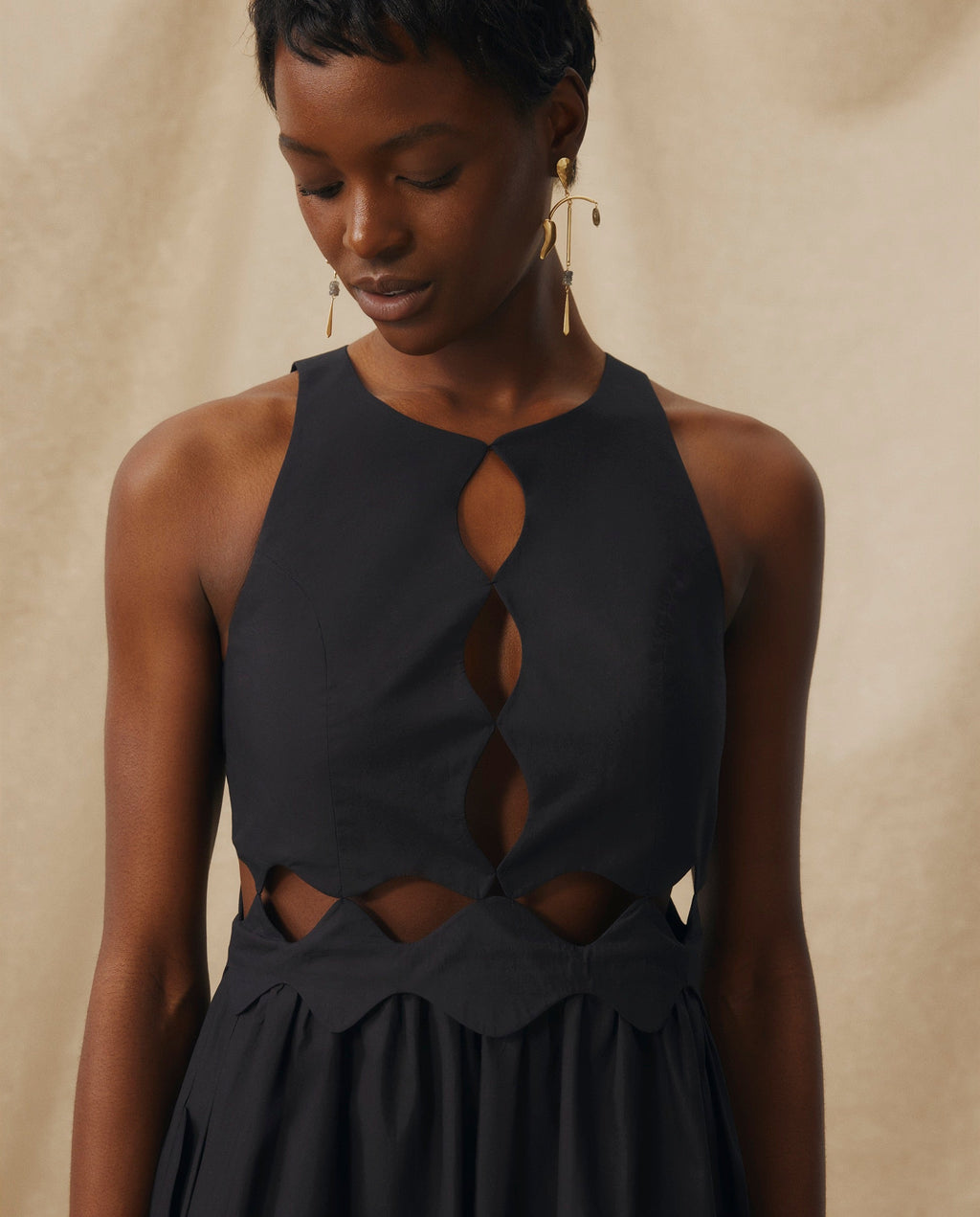 ANUSHA | Vestido Midi de Algodón Negro con Cut-Out y Acabado Festoneado
