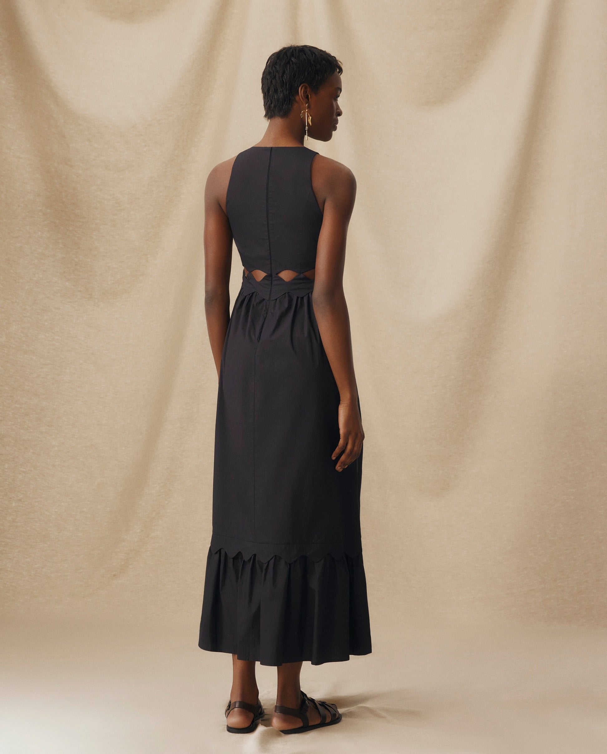 ANUSHA | Vestido Midi de Algodón Negro con Cut-Out y Acabado Festoneado
