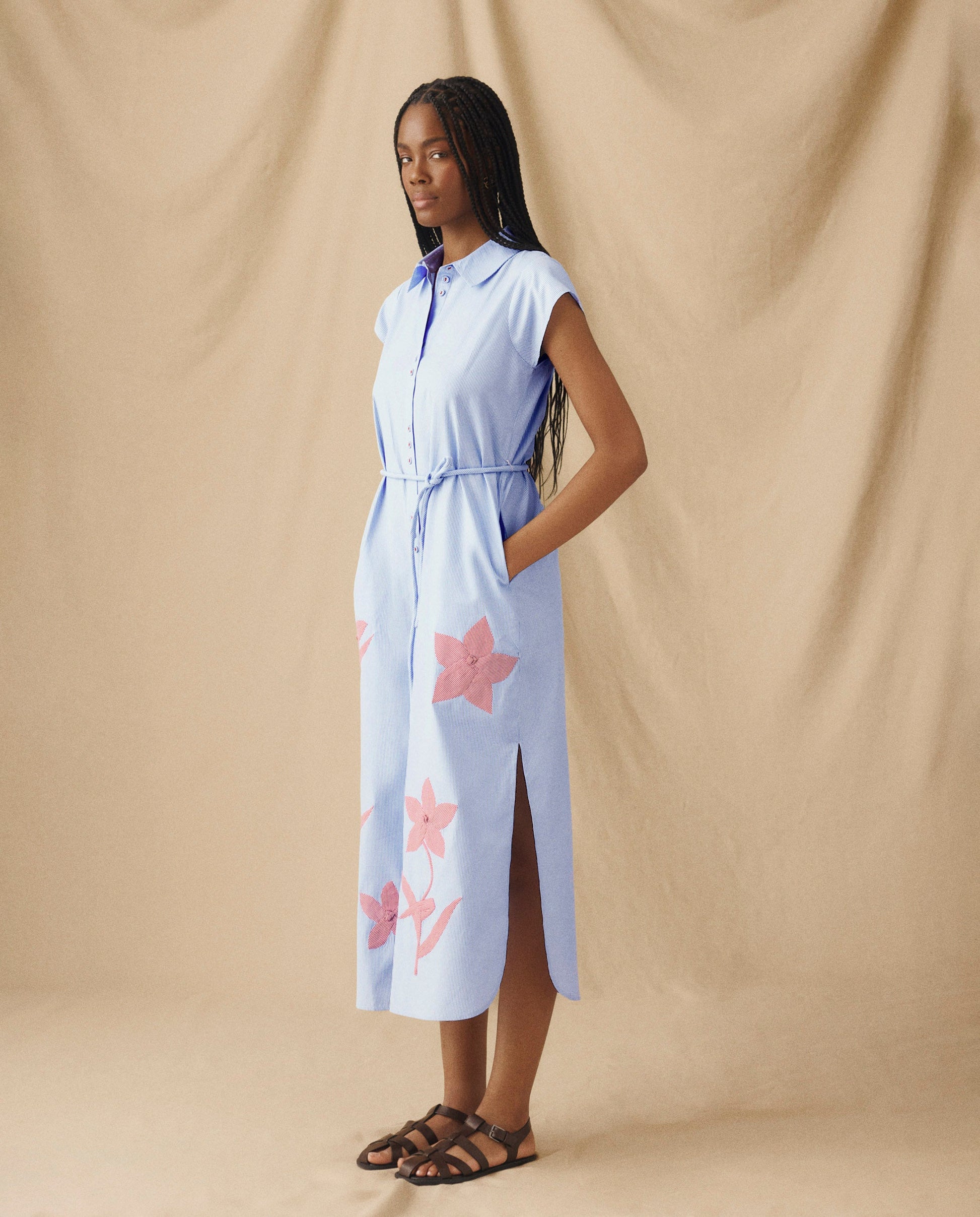 CHARU | Vestido Camisero Midi con Bordado Floral en Azul y Blanco
