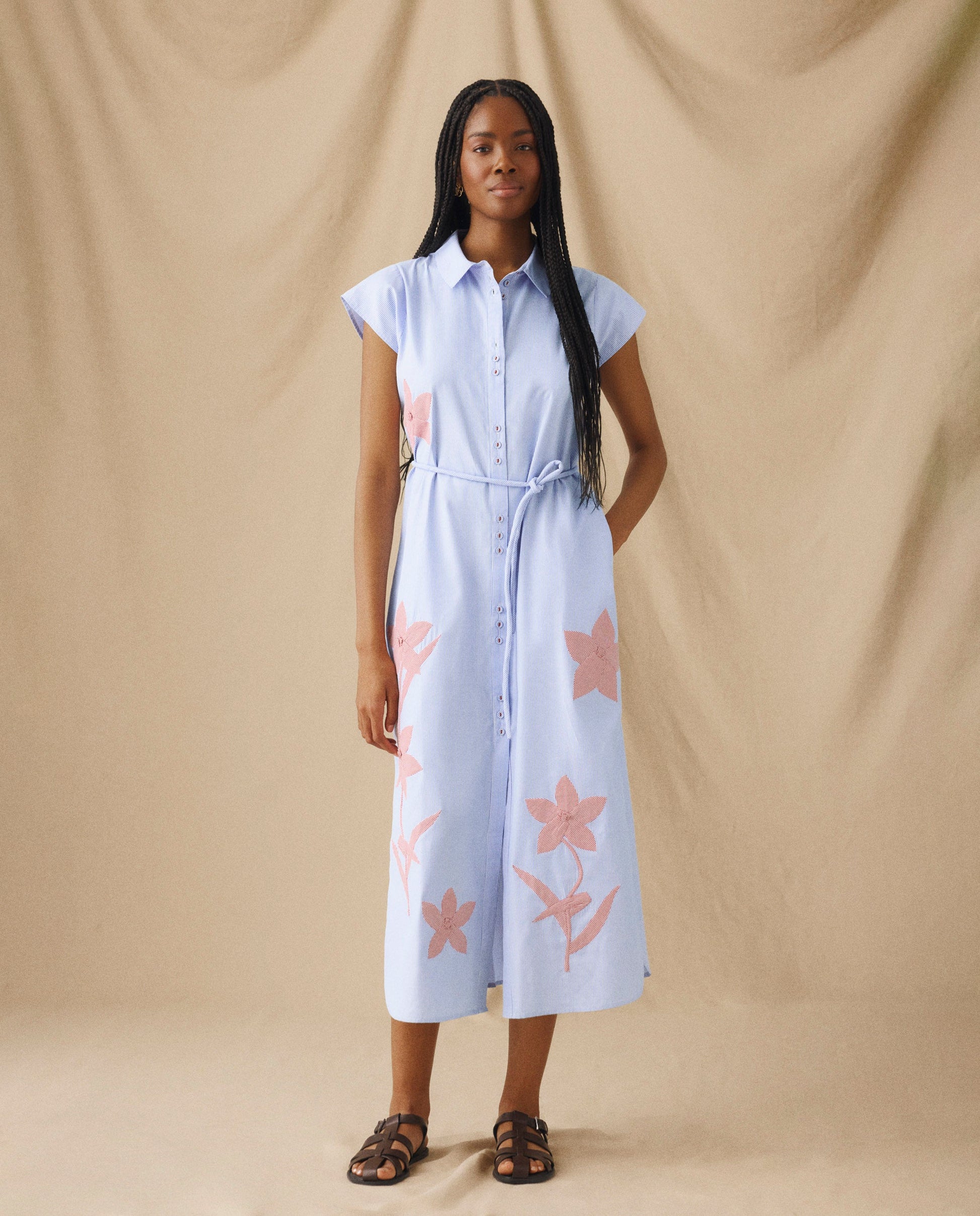 CHARU | Vestido Camisero Midi con Bordado Floral en Azul y Blanco