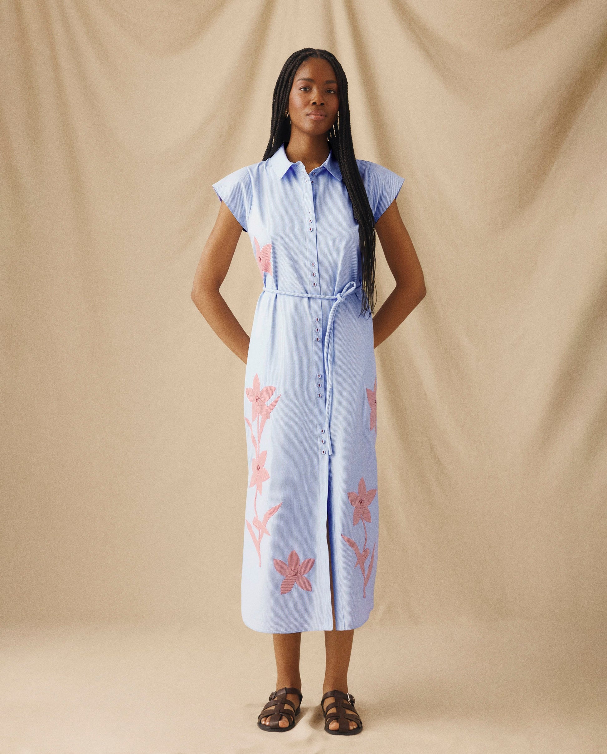 CHARU | Vestido Camisero Midi con Bordado Floral en Azul y Blanco