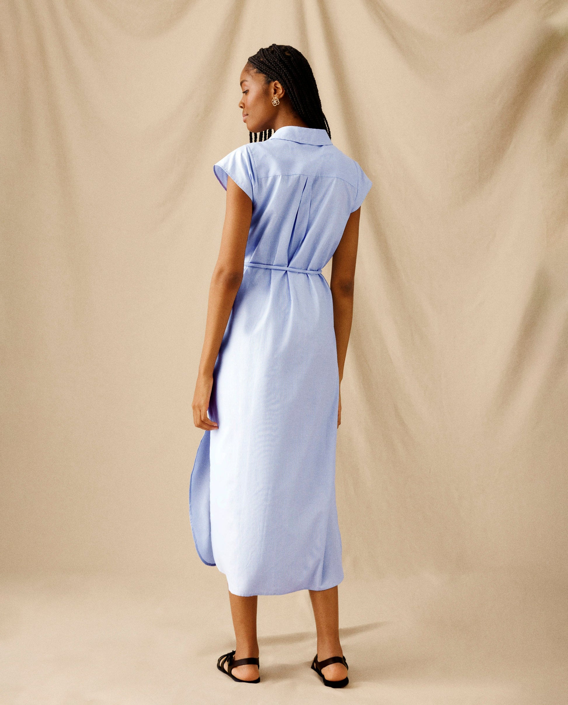 CHARU | Vestido Camisero Midi con Bordado Floral en Azul y Blanco