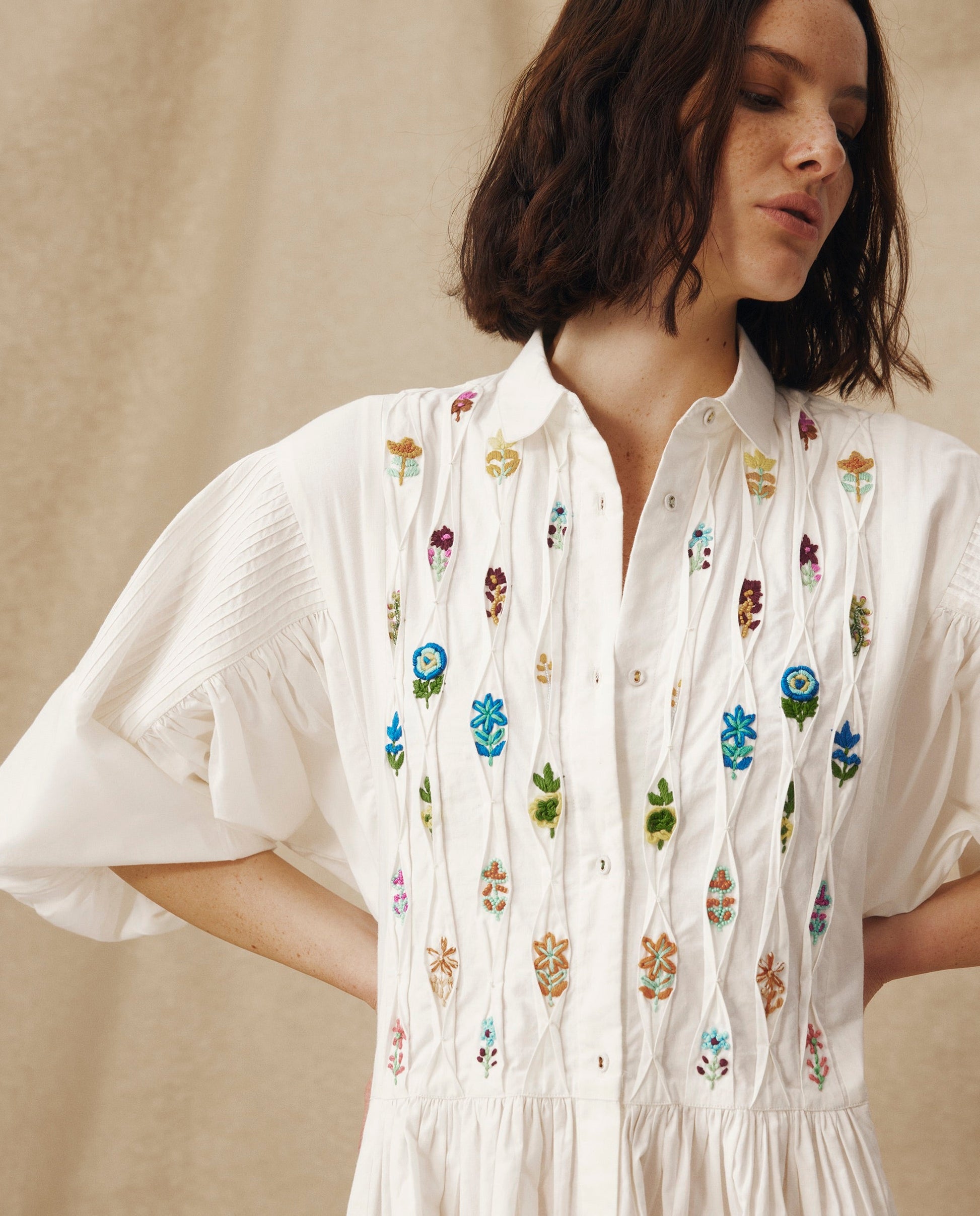 ZULIKA | Vestido Midi de Algodón Blanco con Bordado Floral Multicolor