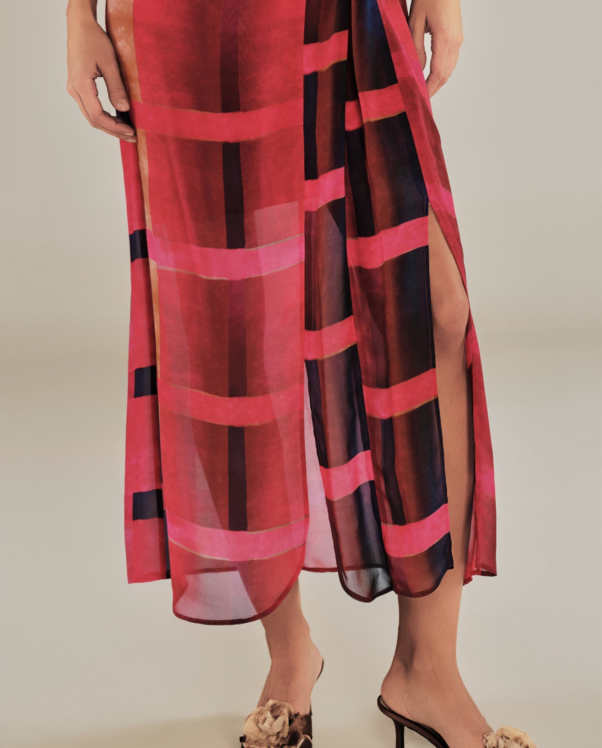 DOROTHEA | Vestido Midi Fucsia con Frente Retorcido