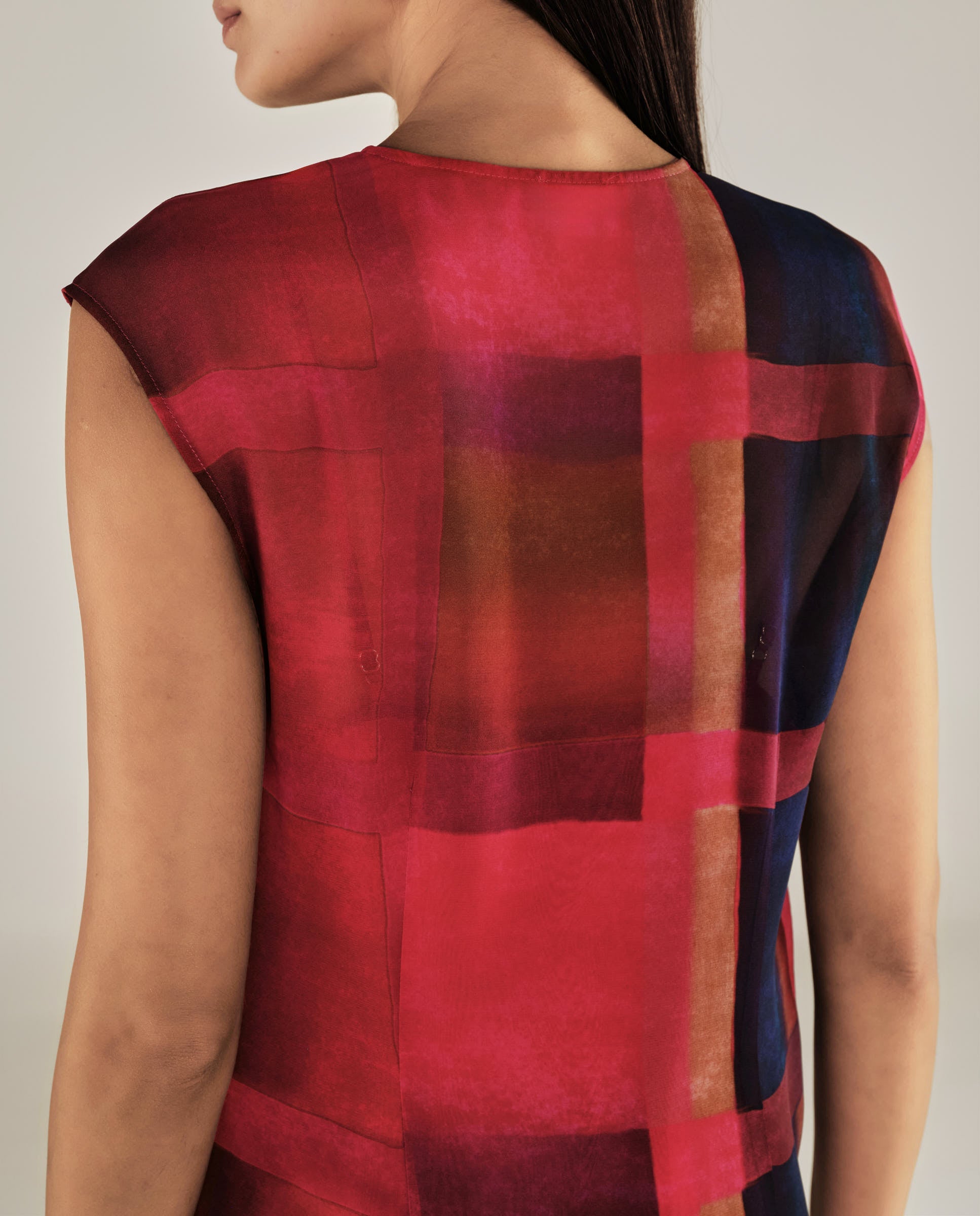 DOROTHEA | Vestido Midi Fucsia con Frente Retorcido