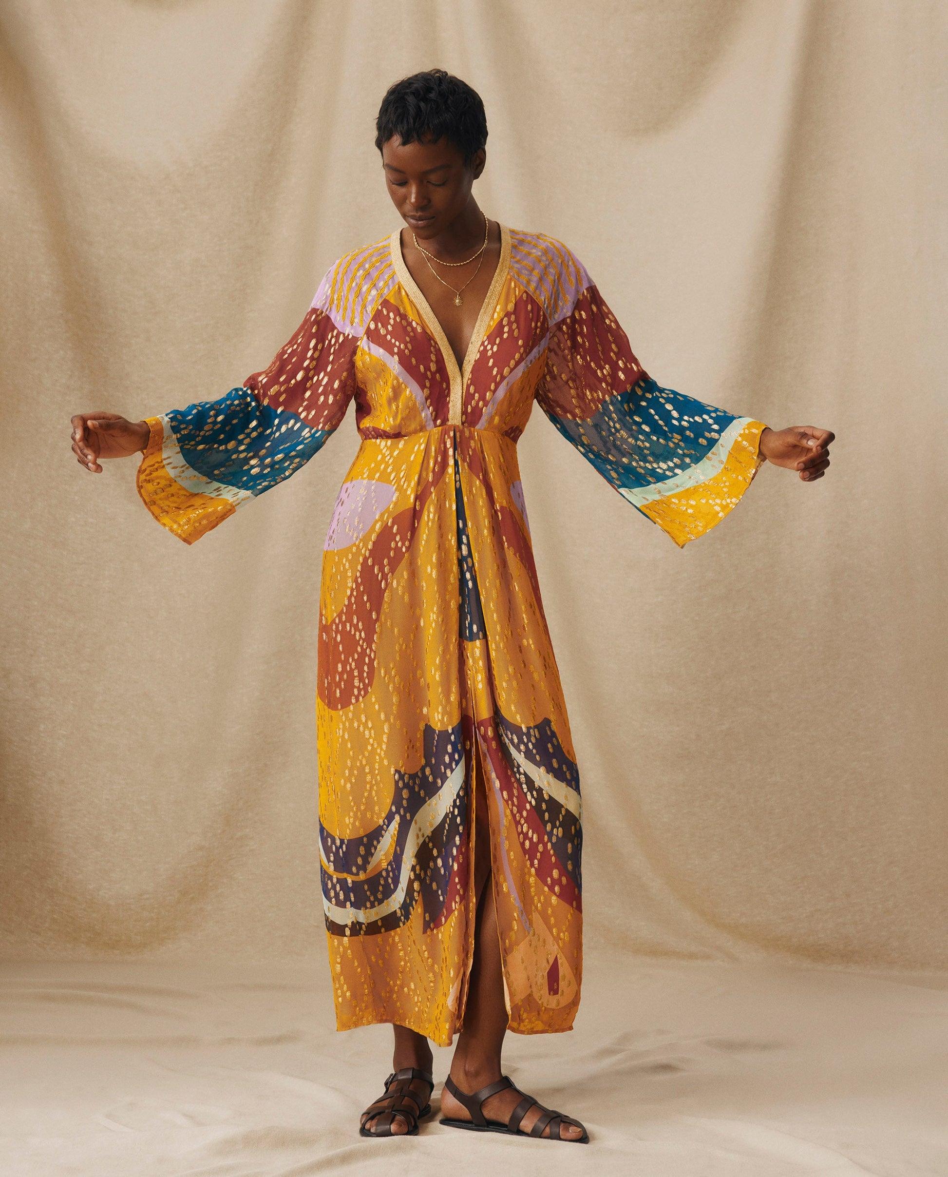 RIO | Vestido Midi con Patchwork Multicolor y Bordado a Mano en Tonos Dorados