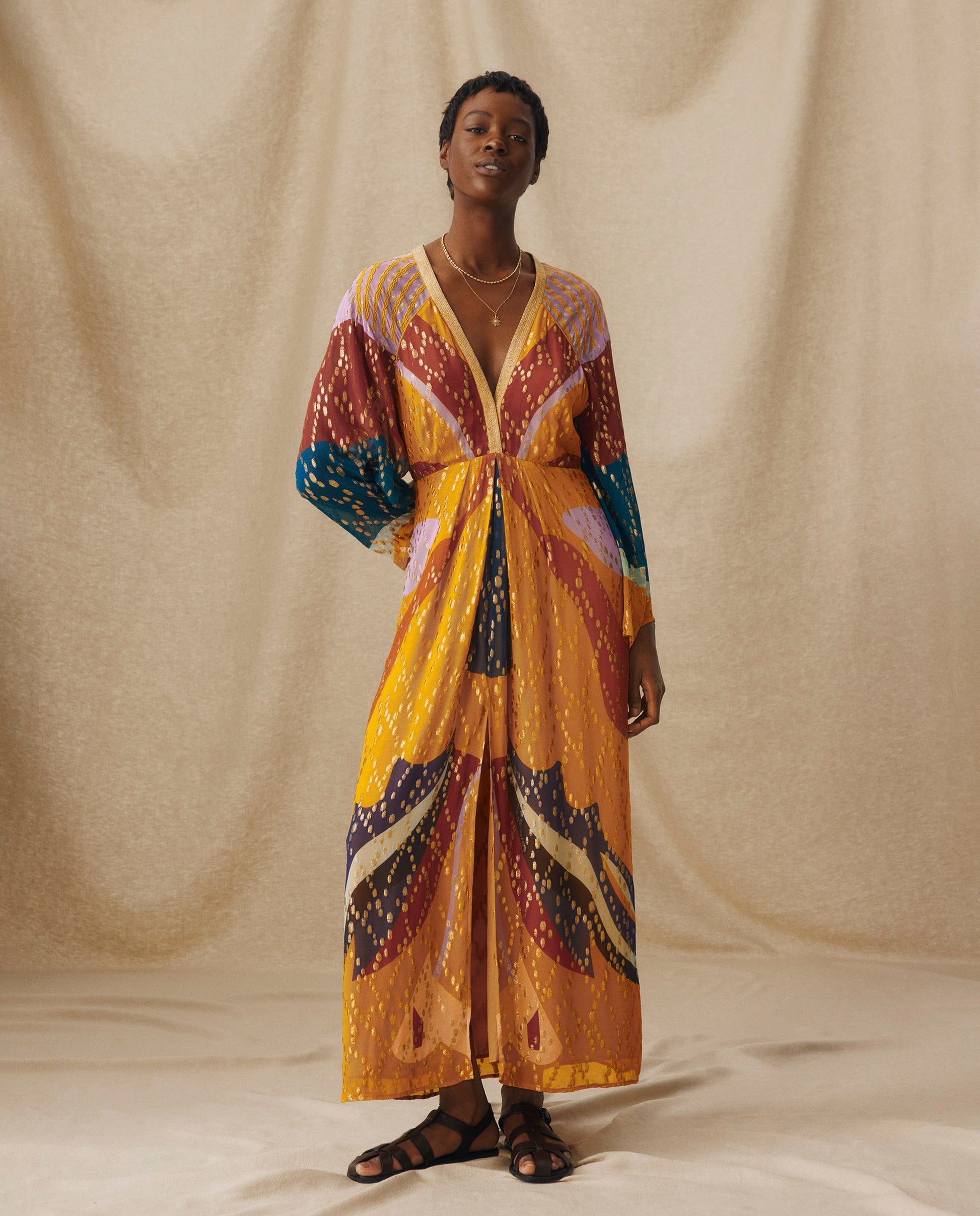 RIO | Vestido Midi con Patchwork Multicolor y Bordado a Mano en Tonos Dorados