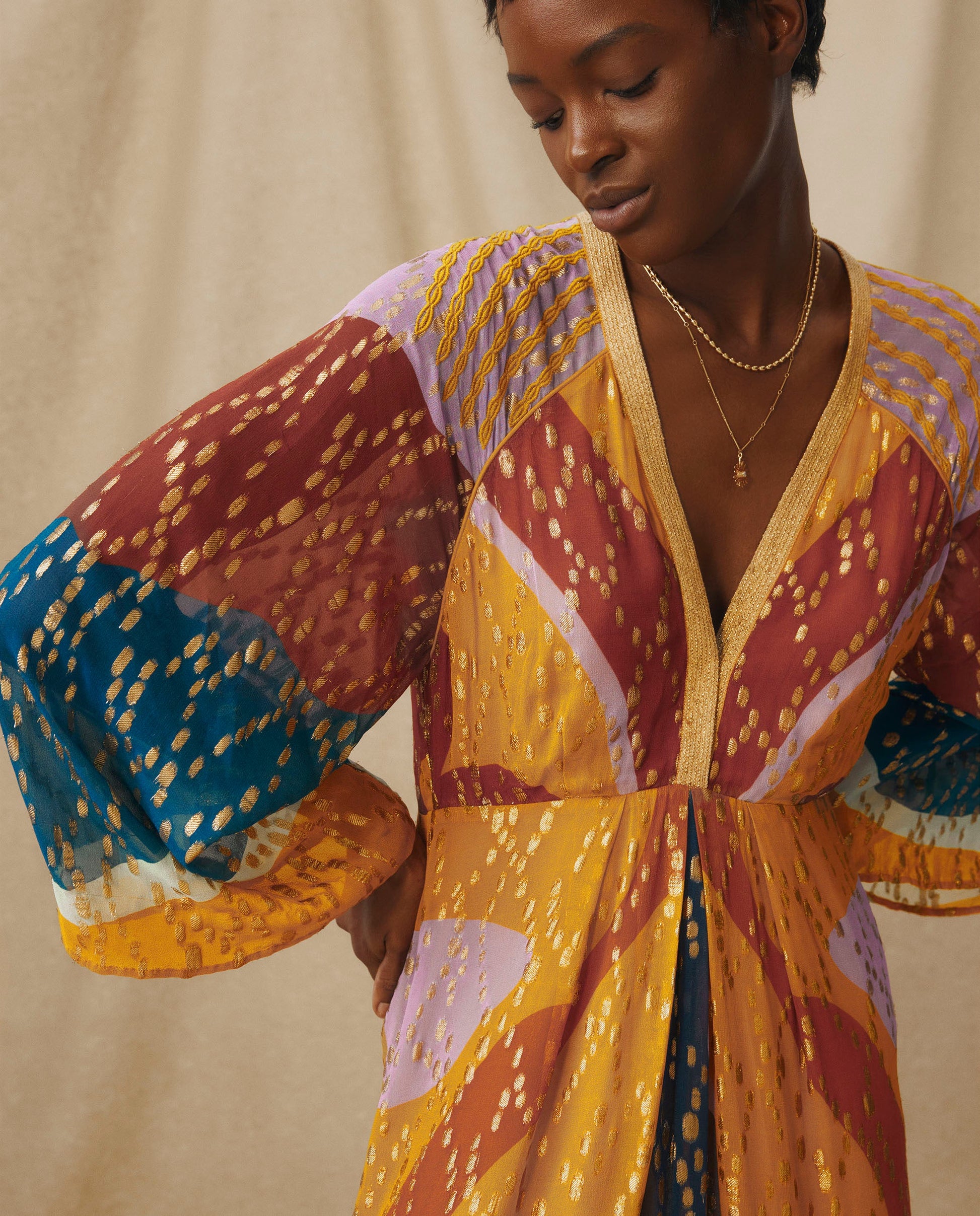 RIO | Vestido Midi con Patchwork Multicolor y Bordado a Mano en Tonos Dorados