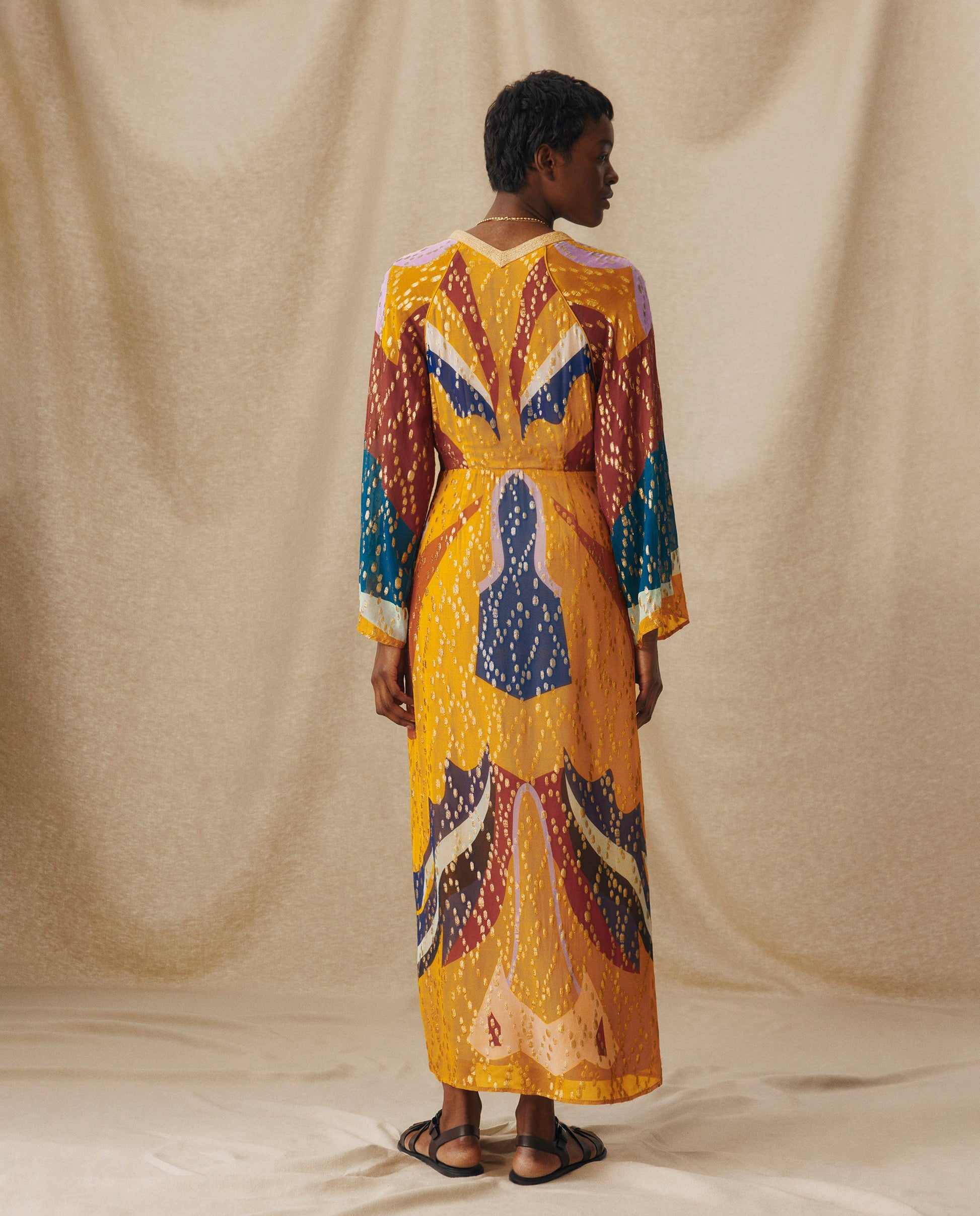 RIO | Vestido Midi con Patchwork Multicolor y Bordado a Mano en Tonos Dorados