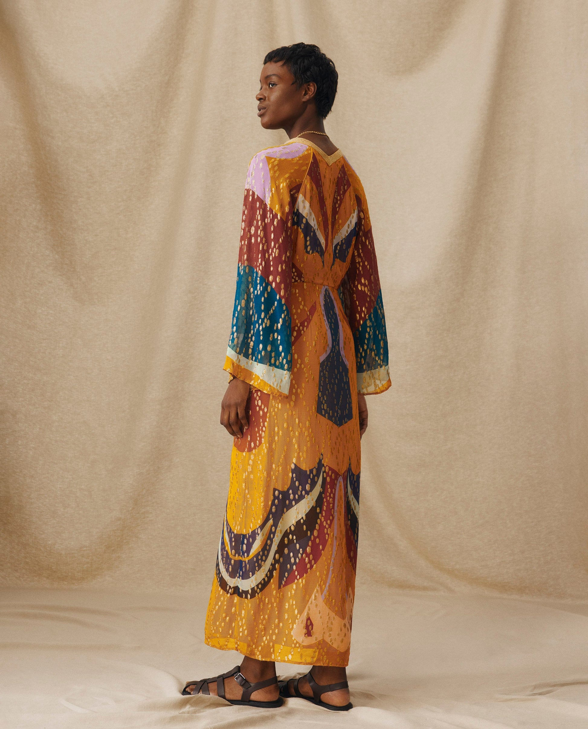 RIO | Vestido Midi con Patchwork Multicolor y Bordado a Mano en Tonos Dorados