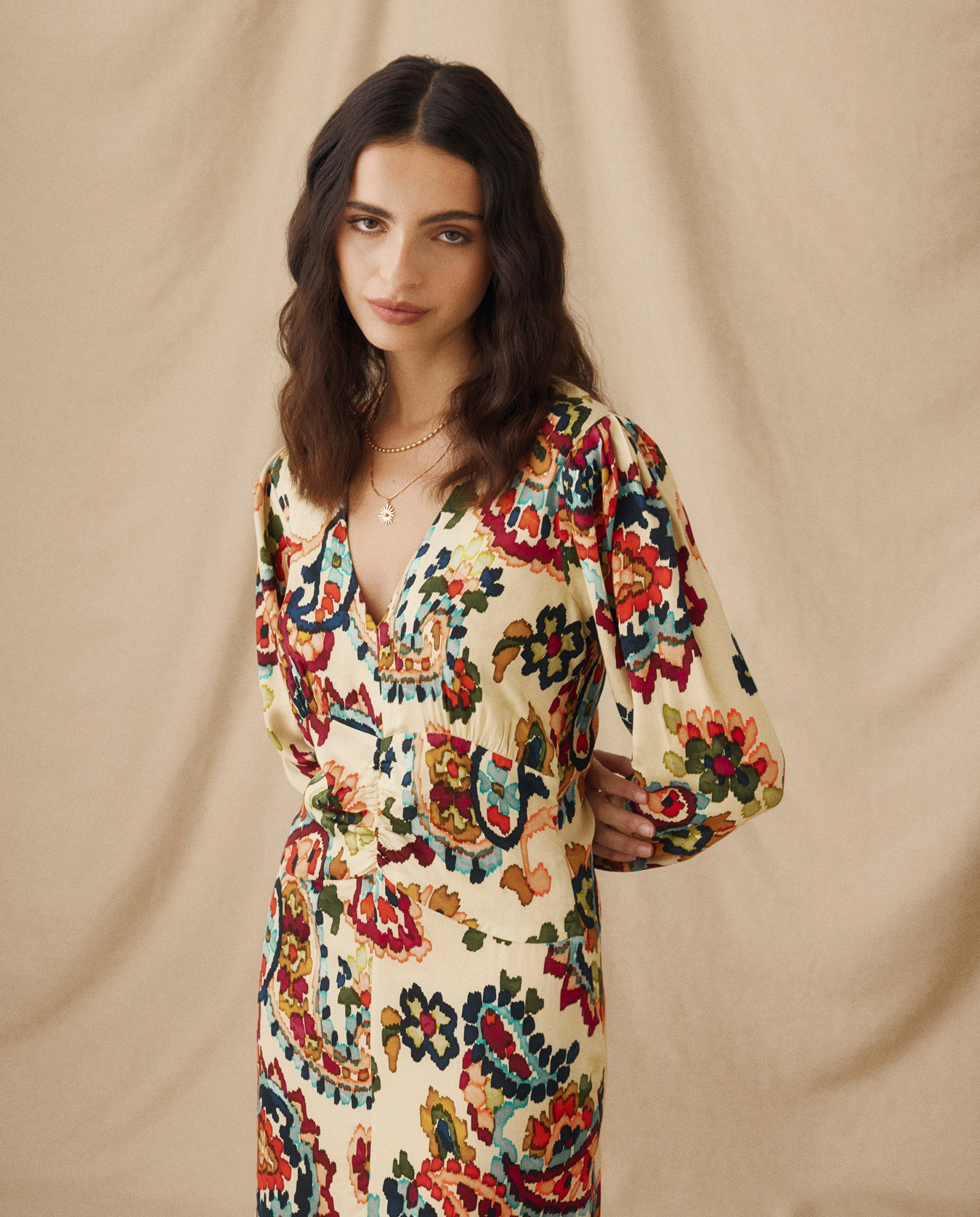 SALENA | Vestido Midi Ajustado con Frunces en color Crema