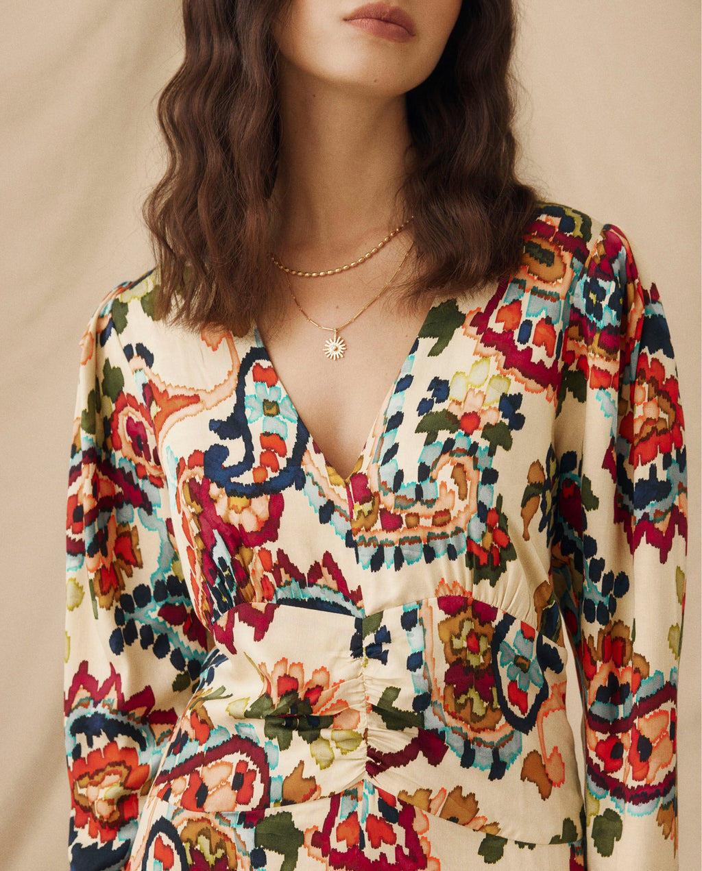 SALENA | Vestido Midi Ajustado con Frunces en color Crema