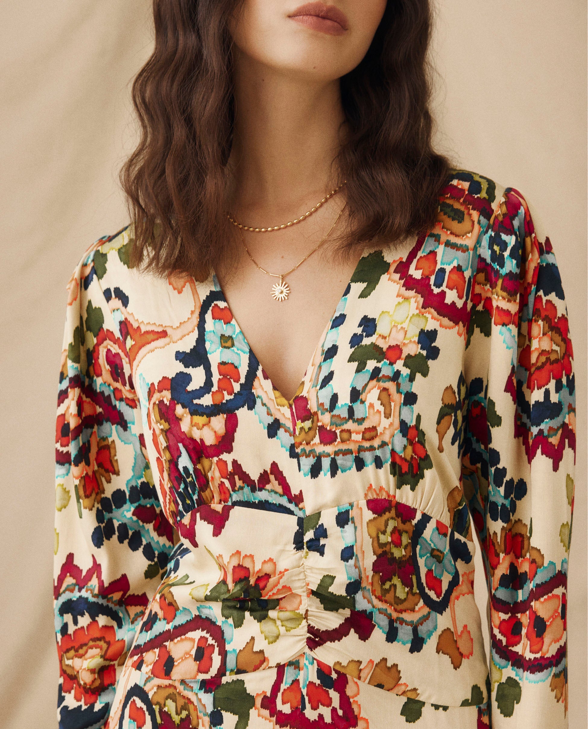 SALENA | Vestido Midi Ajustado con Frunces en color Crema