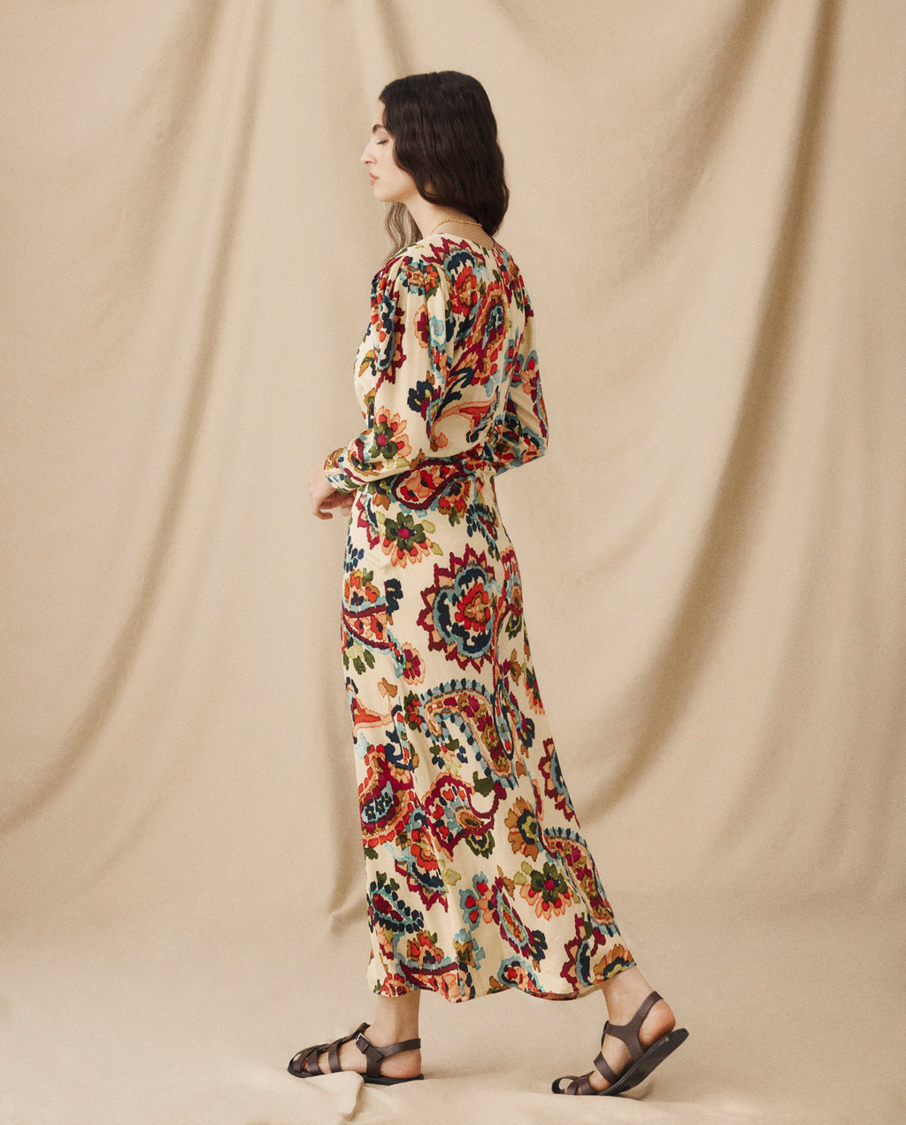 SALENA | Vestido Midi Ajustado con Frunces en color Crema