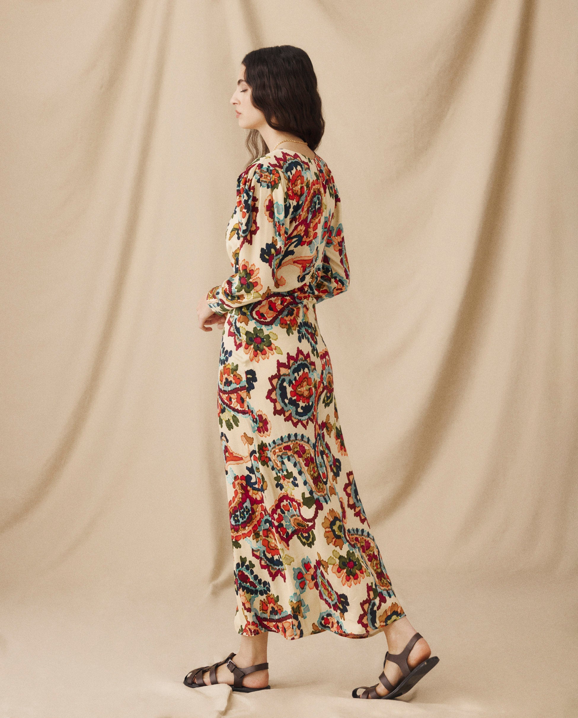 SALENA | Vestido Midi Ajustado con Frunces en color Crema