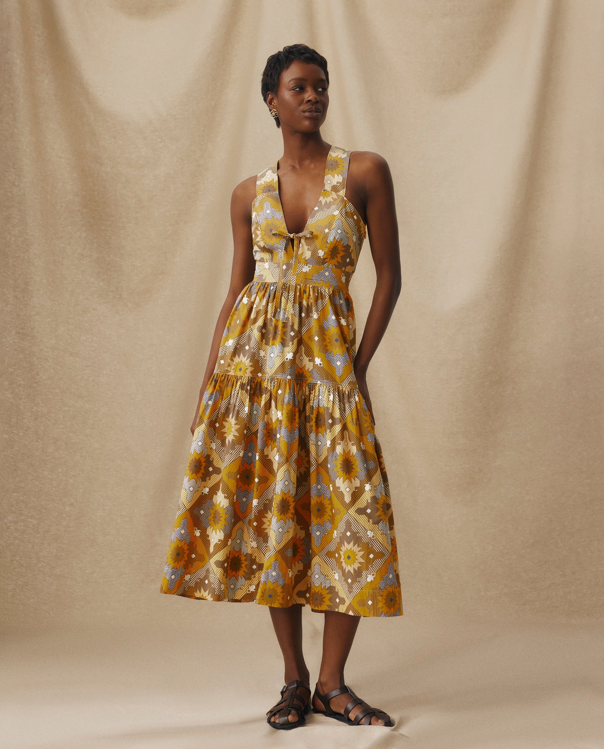 MONISHA | Vestido Midi de Algodón Amarillo Ocre con Estampado Multicolor