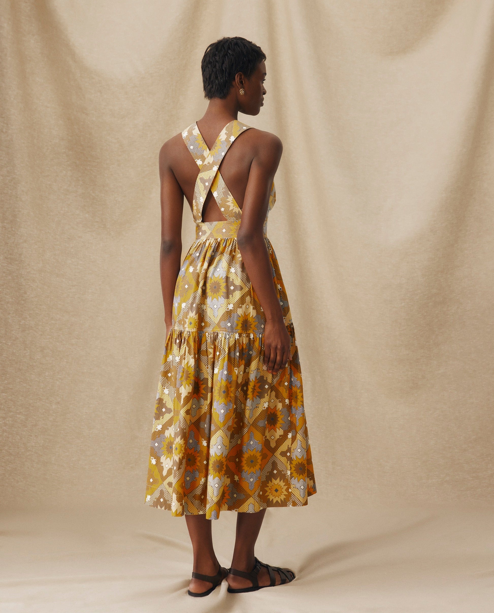 MONISHA | Vestido Midi de Algodón Amarillo Ocre con Estampado Multicolor