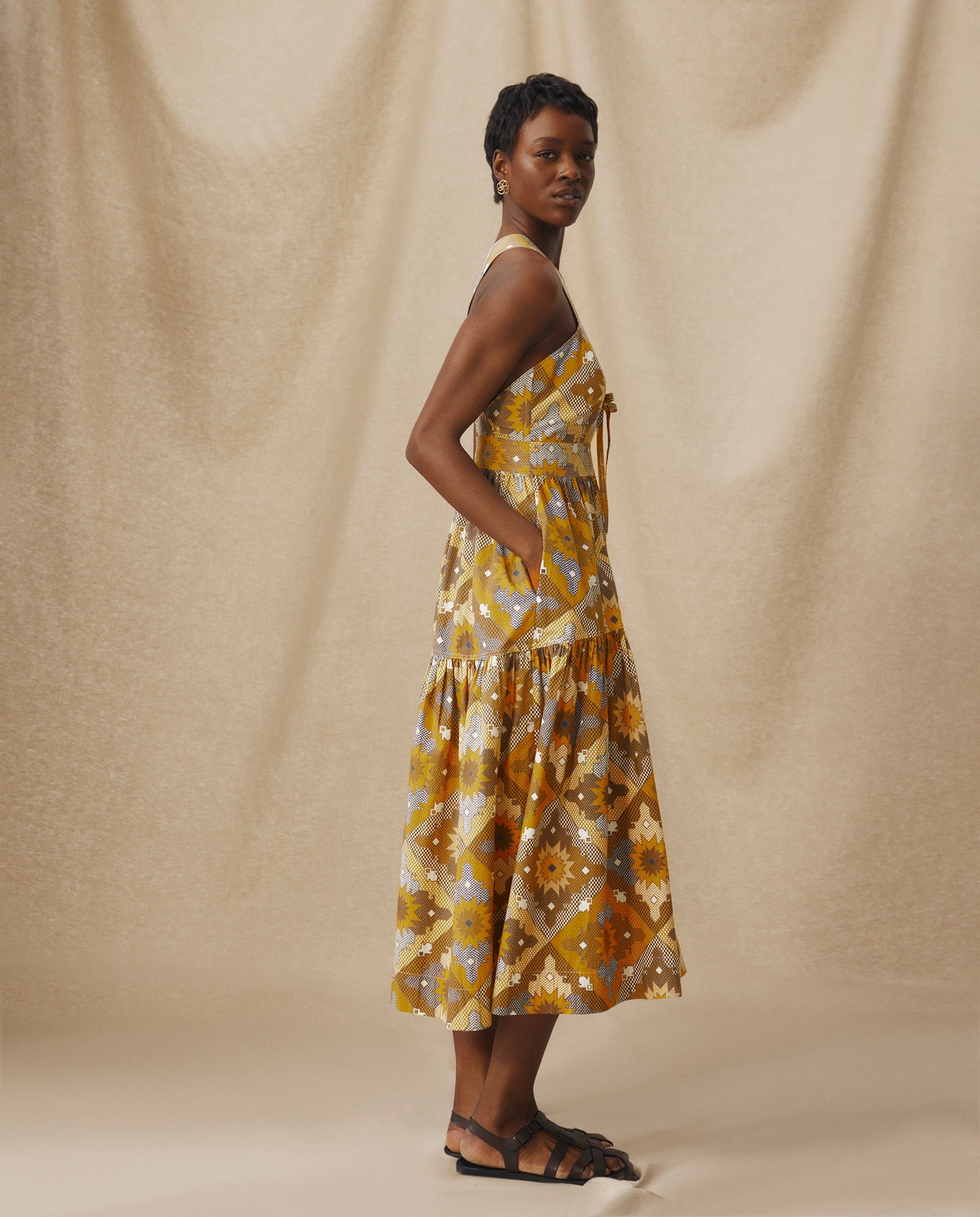 MONISHA | Vestido Midi de Algodón Amarillo Ocre con Estampado Multicolor
